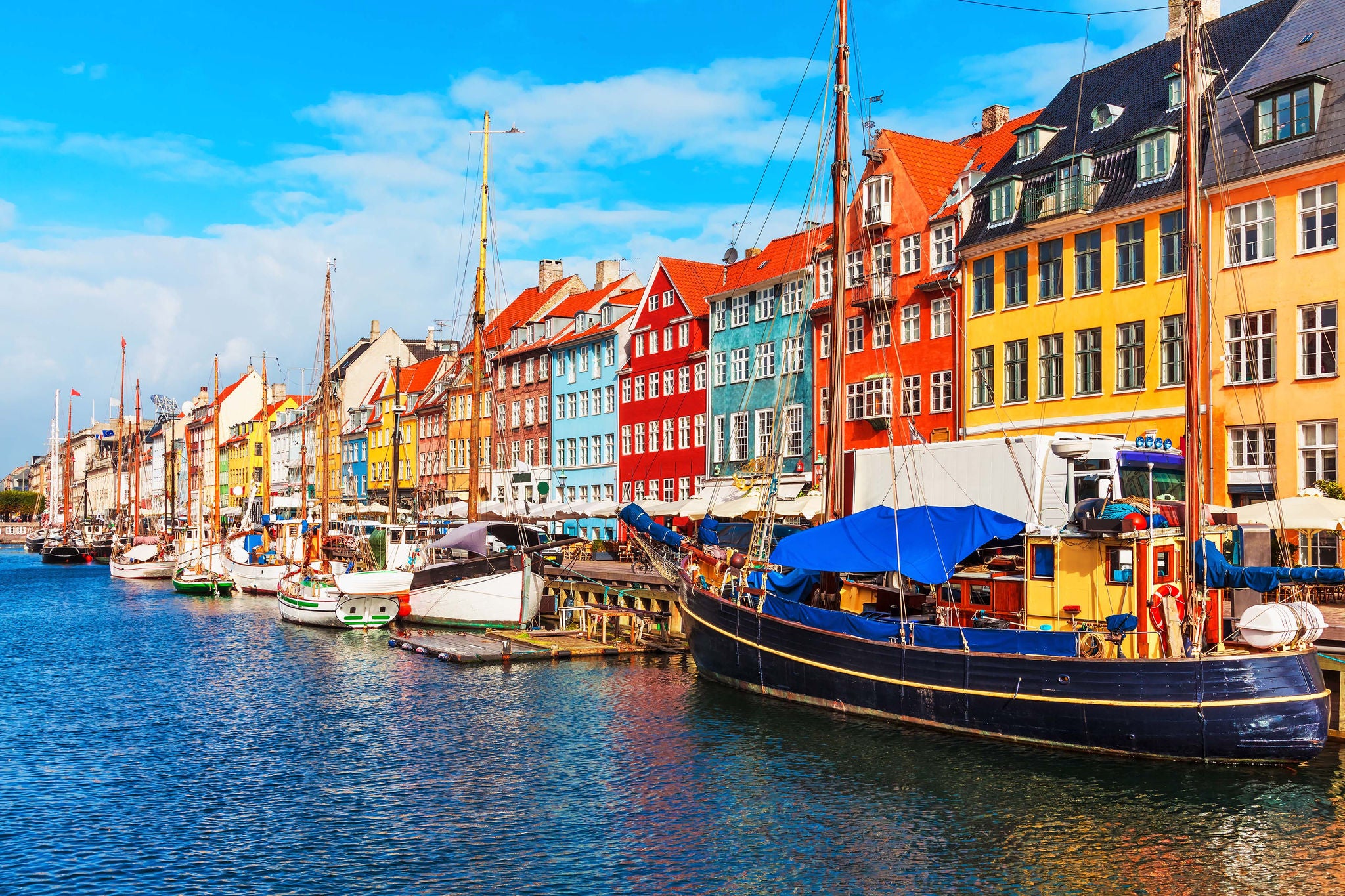 Sommerbillede af skibe og huse i Nyhavn i København