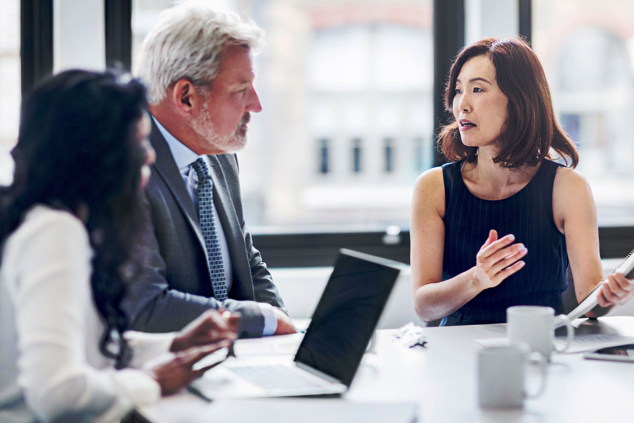 Erfahrene Experten diskutieren über die Arbeit