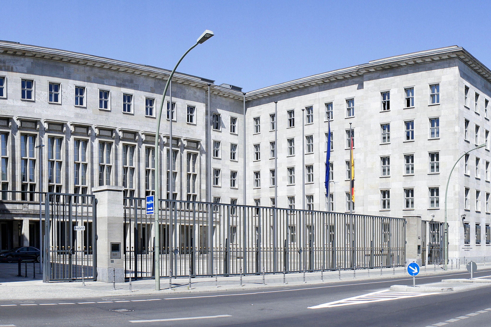 Das Bundesministerium der Finanzen im Detlev-Rohwedder-Haus in der Wilhelmstrasse in Berlin