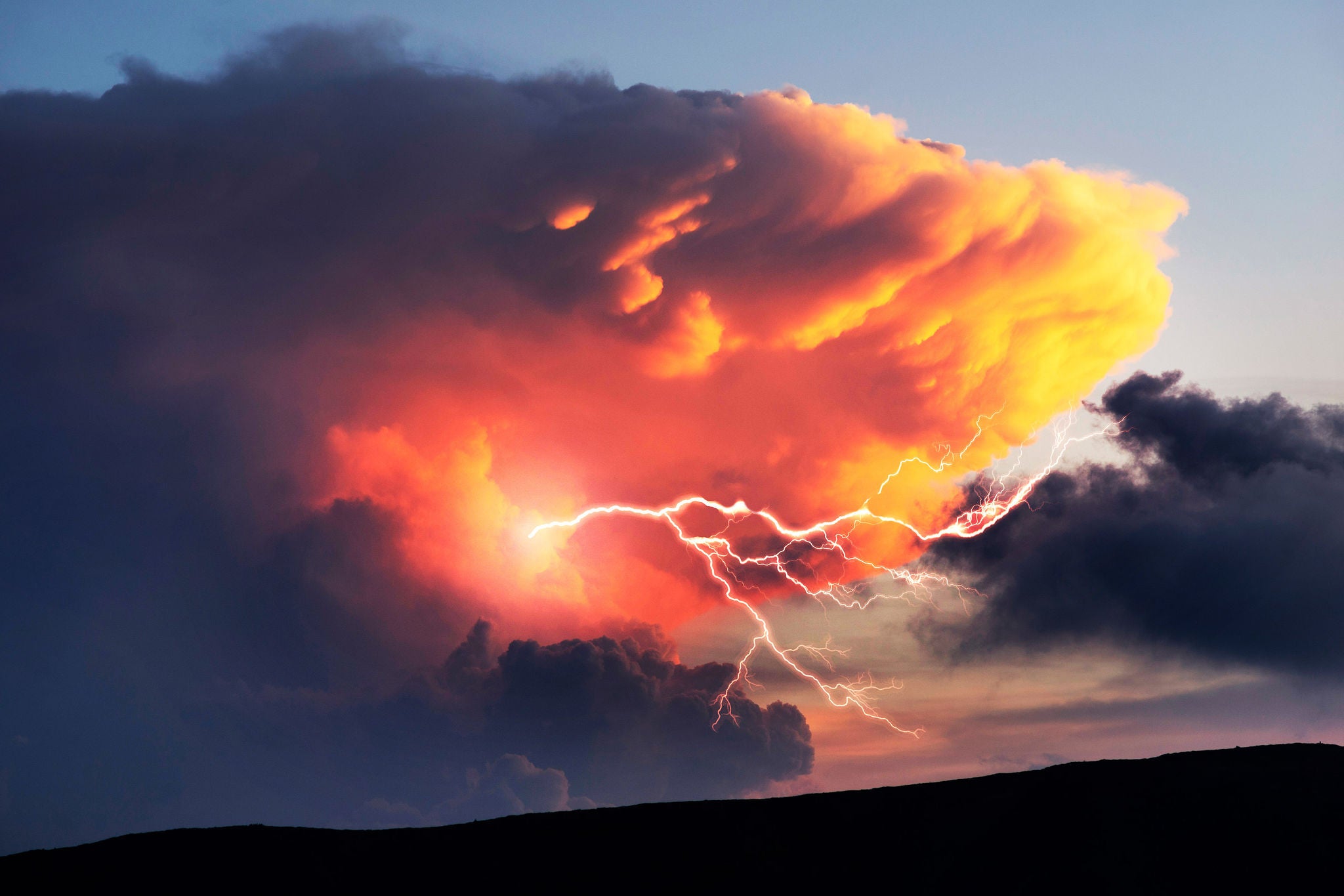 Donkere wolken met bliksemschichten