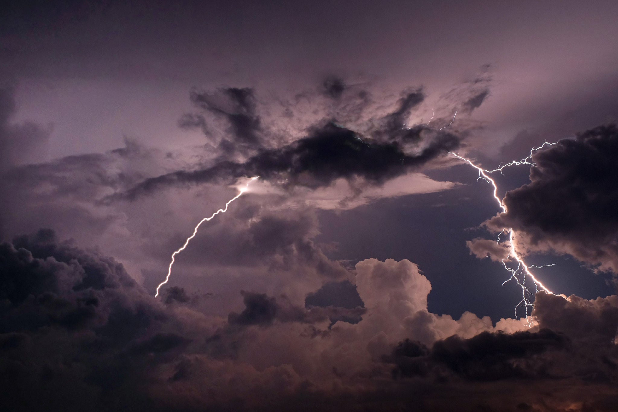 Blitze und Sturmwolken im Nachthimmel