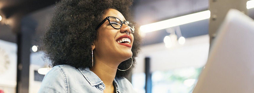 Femme en train de rire