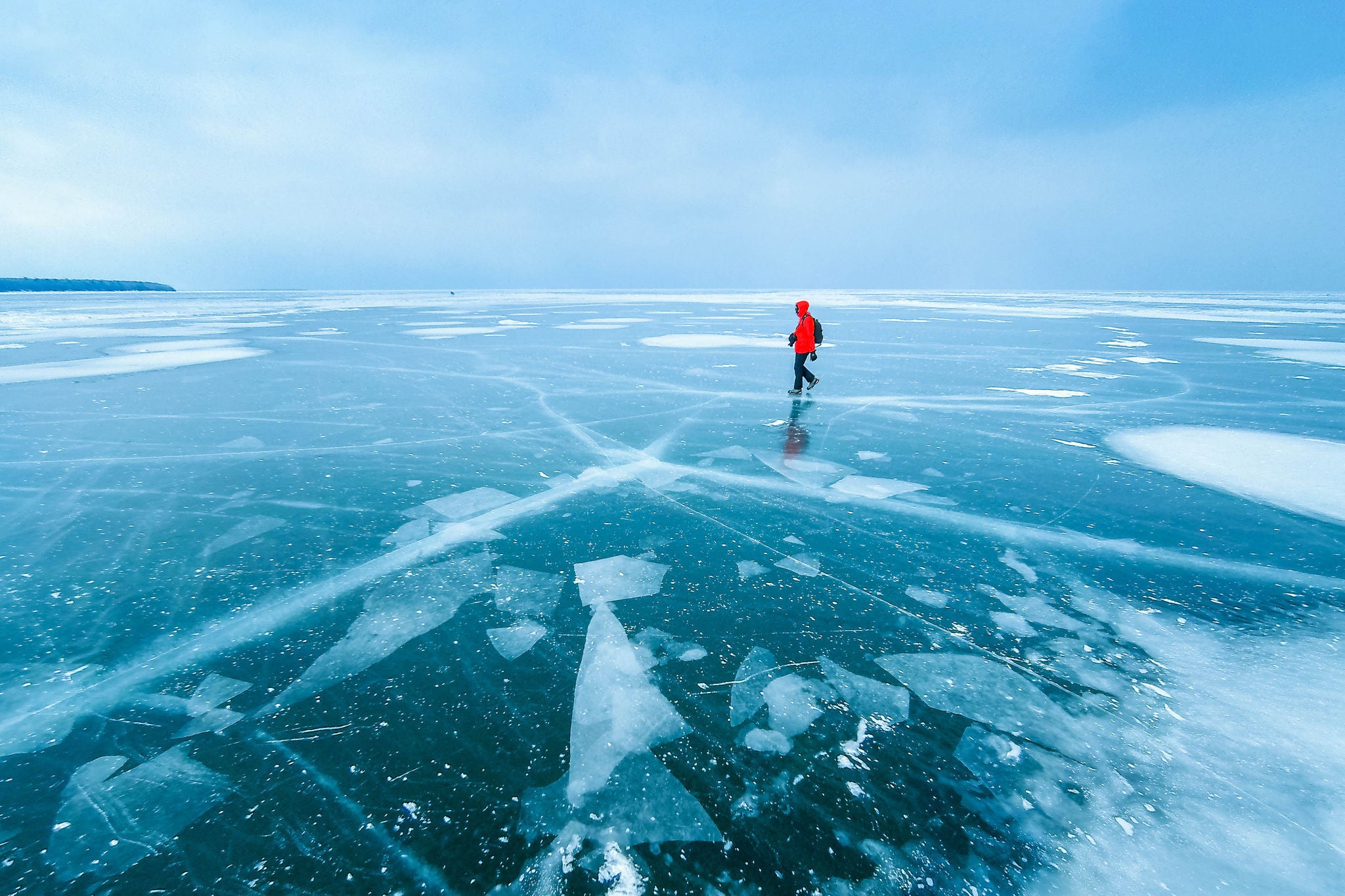 foto homem caminhando sobre lago congelado