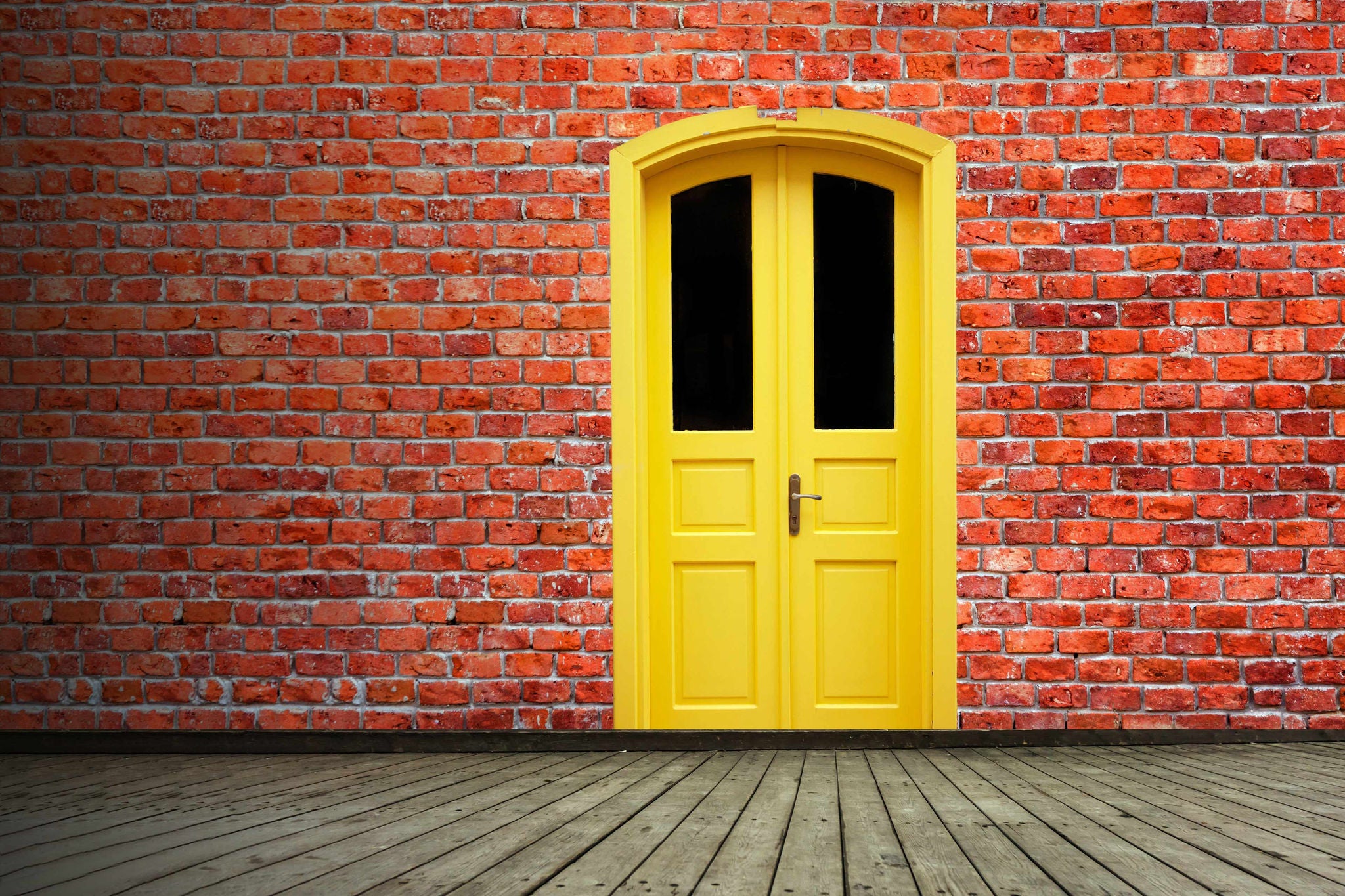 Bakstenen muur met gele deuren