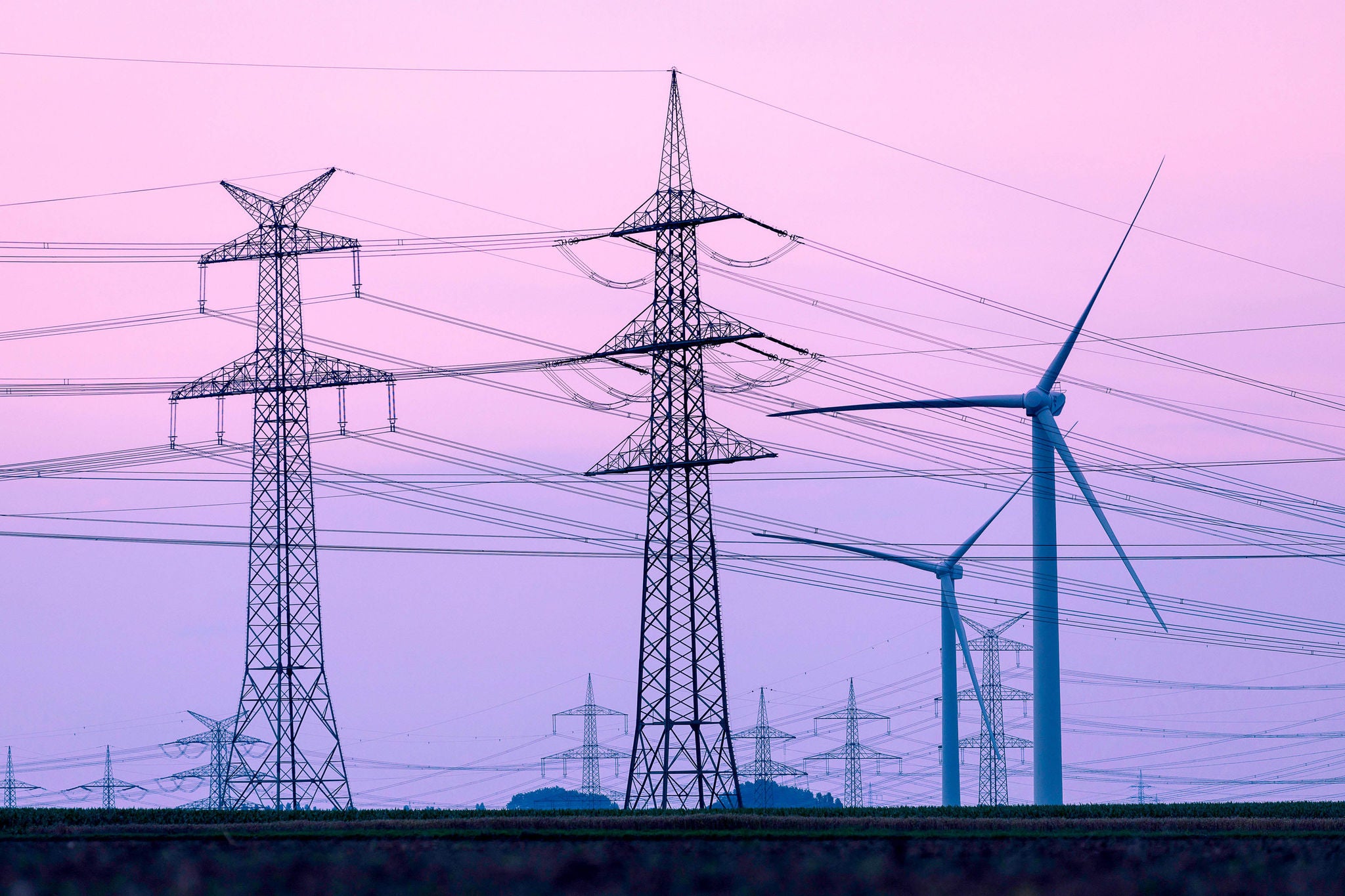 Stromleitungen und Windkraftanlagen nahe des Kraftwerk Niederaussem von RWE im Koelner Umland.