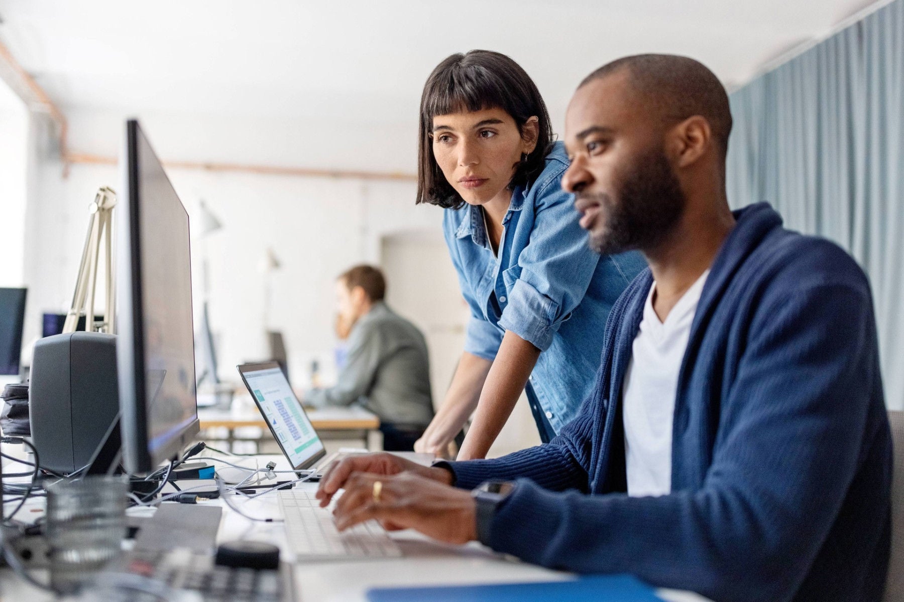 Kollegen arbeiten am PC