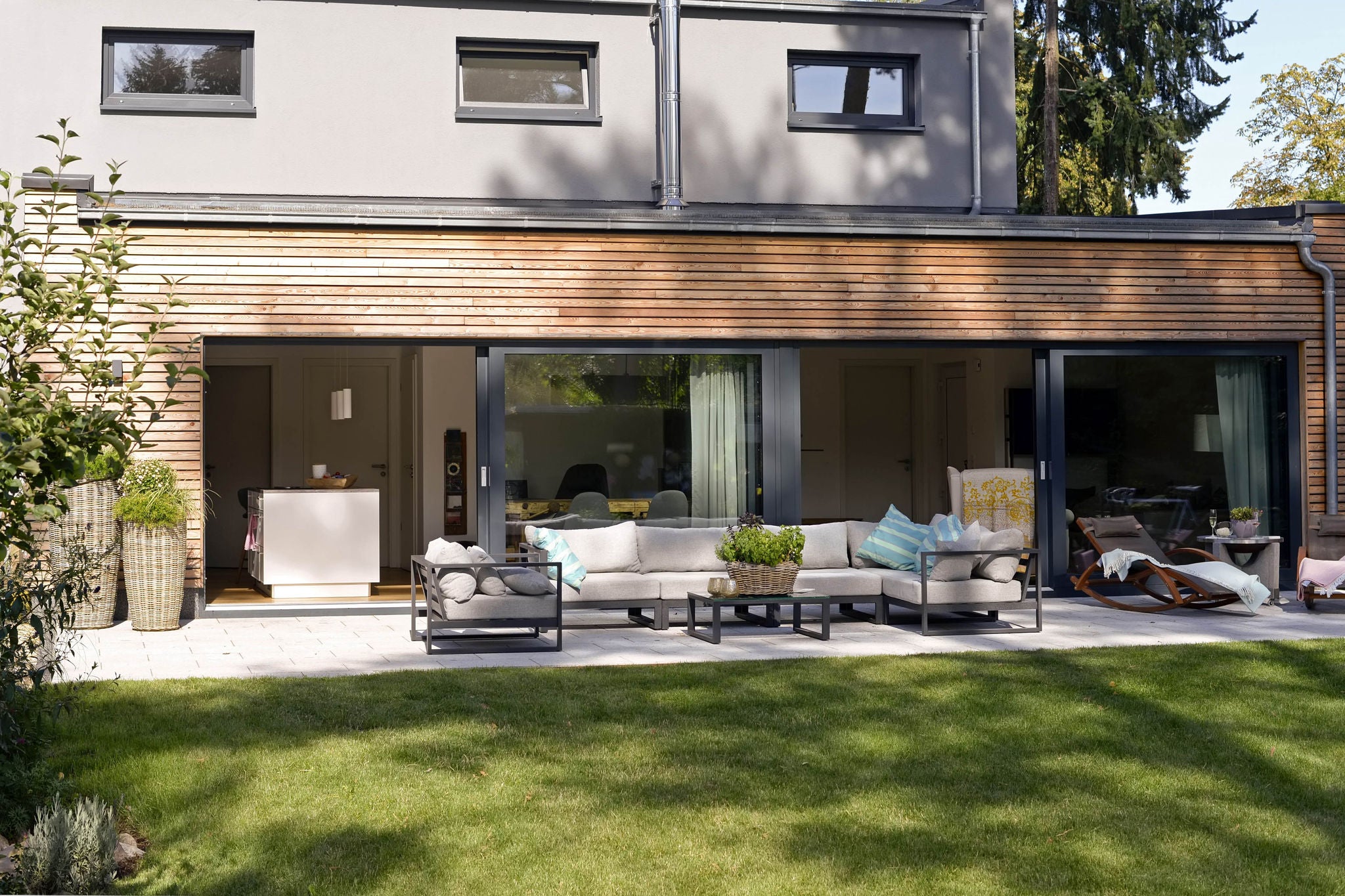 Modern detached house with terrace and garden 