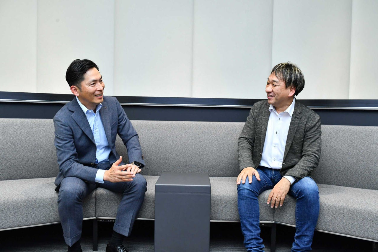 Tabata and Mr. Nishiwaki discussing their future vision for the EY-Microsoft Alliance