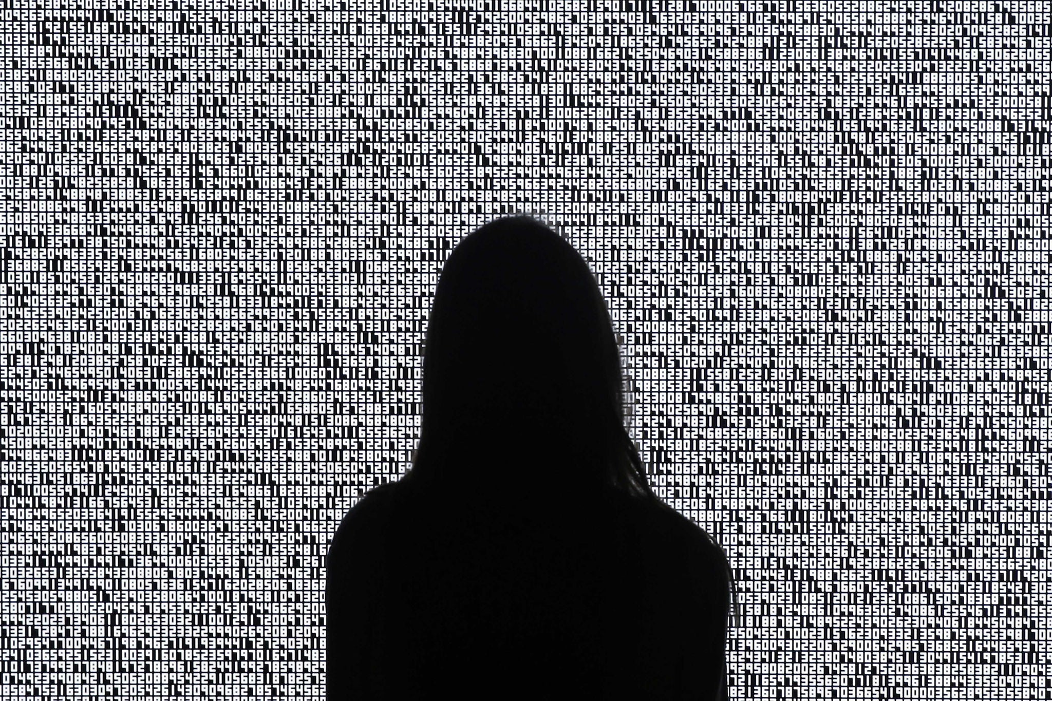 Sotheby’s erste physische Ausstellung von NFTs in New York, die unter anderem das Werk „A Single Number That Has 10.000.086 Stellen“ von Ryoji Ikeda, zeigt.