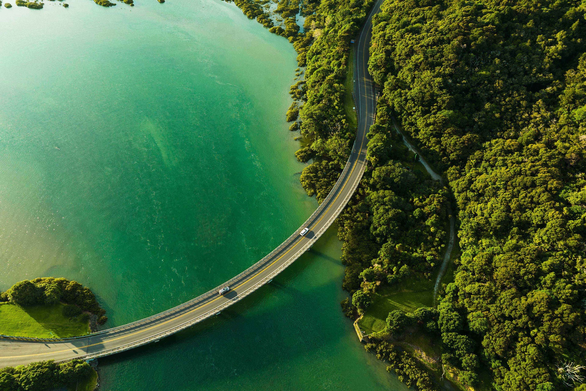 Autobahnbrücke mit Verkehr