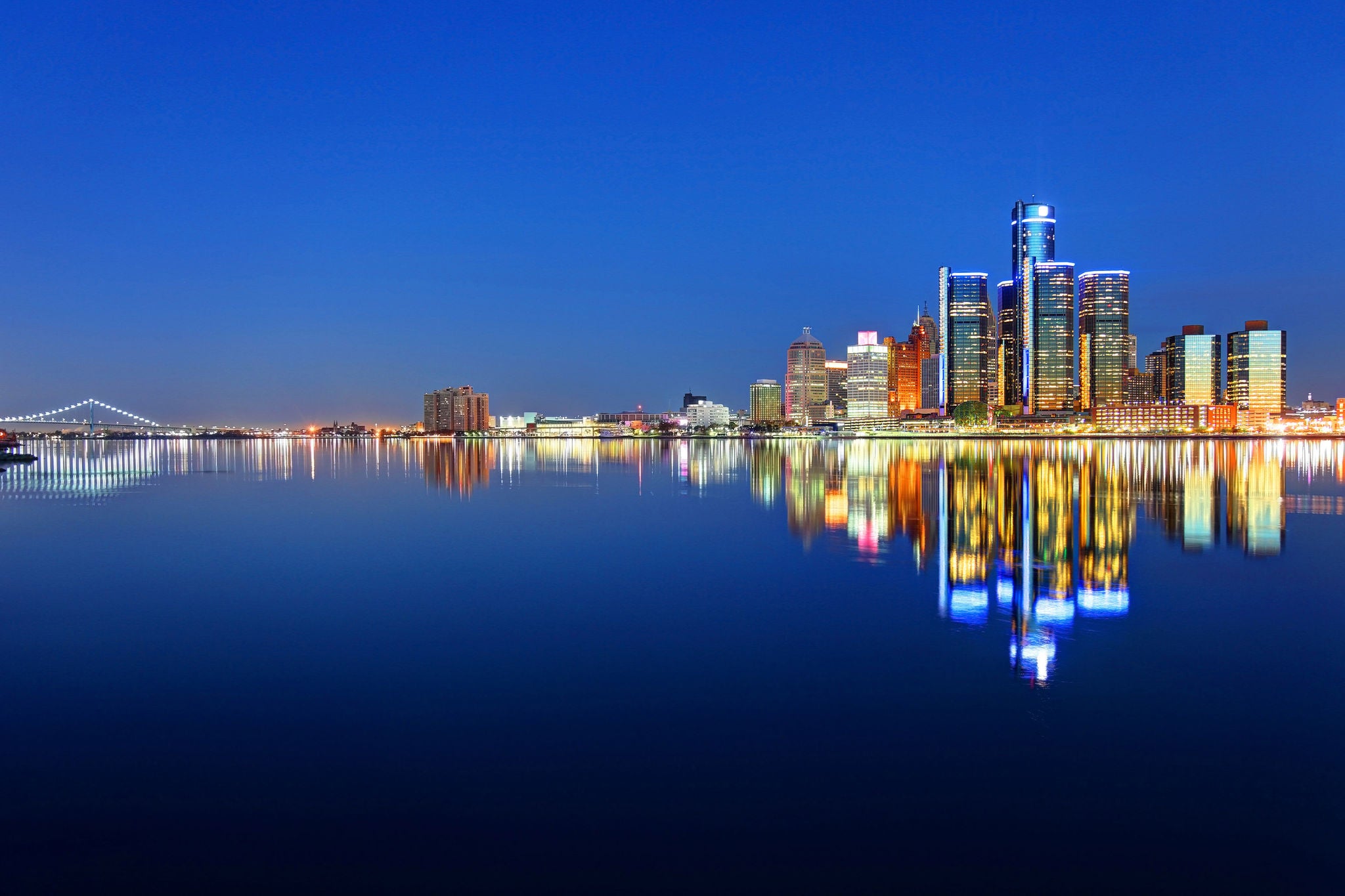 Skyline von Detroit, die sich in der AbenddÃ¤mmerung auf dem Detroit River spiegelt