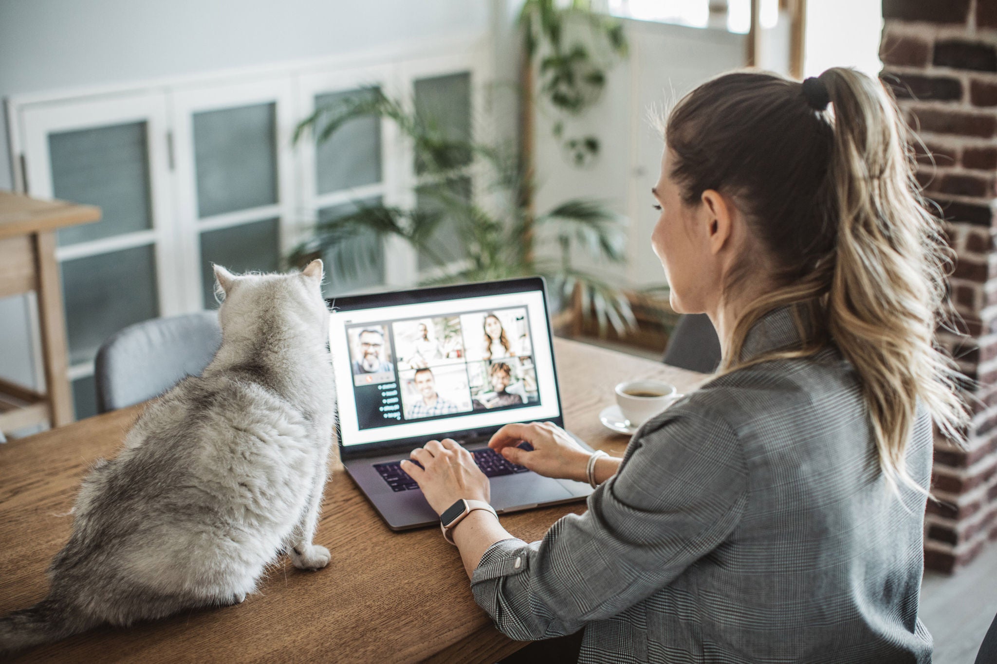 Frau arbeitet von Zuhause mit Notebook