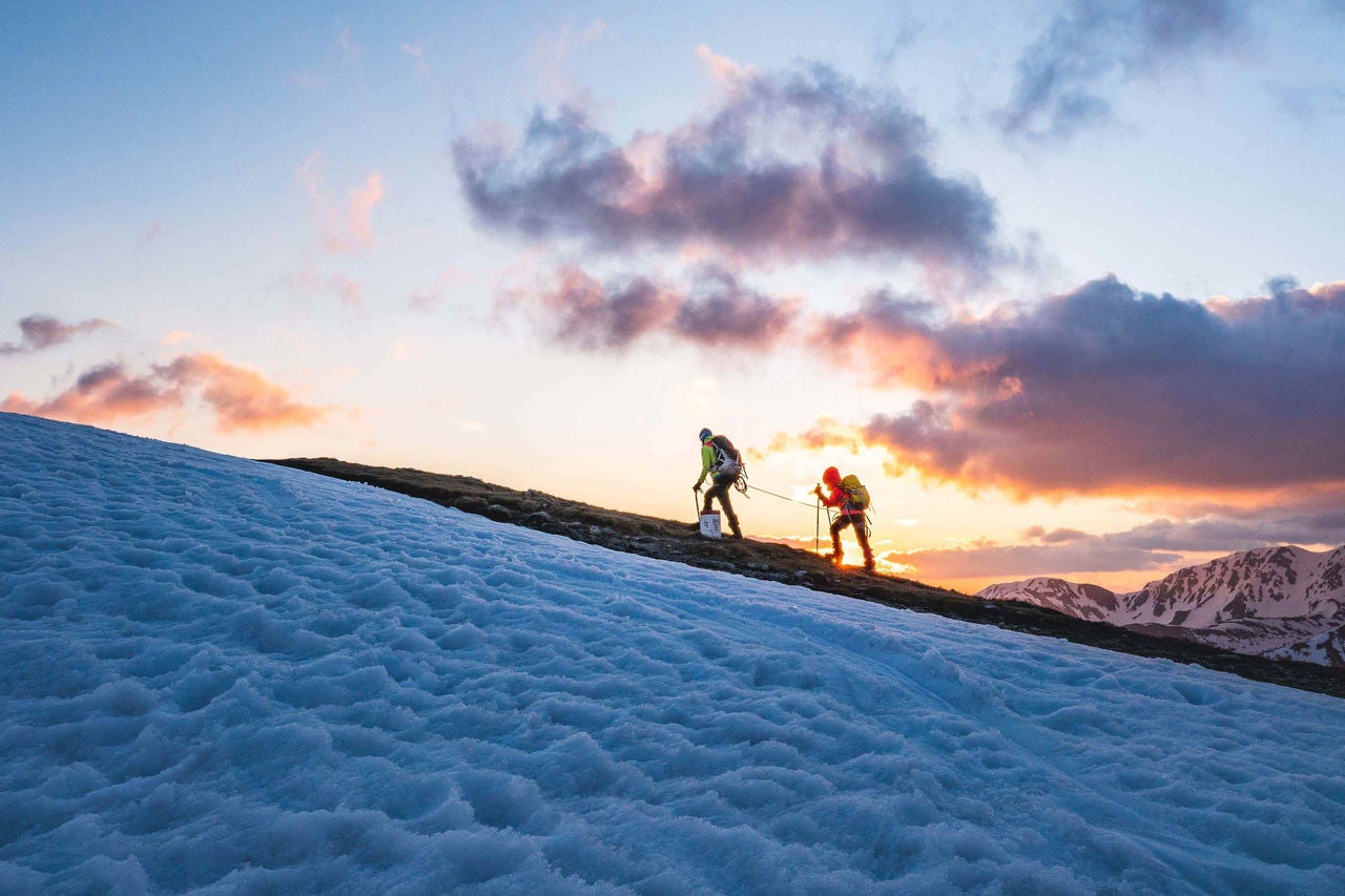 雪山を探索する登山者たち