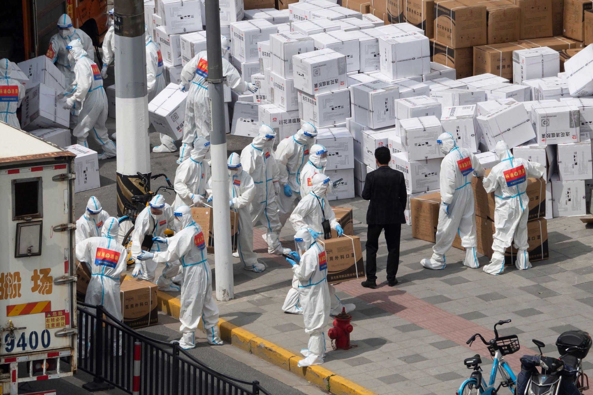 Arbeiter, die Boxen voll mit Masken in Shanghai entladen