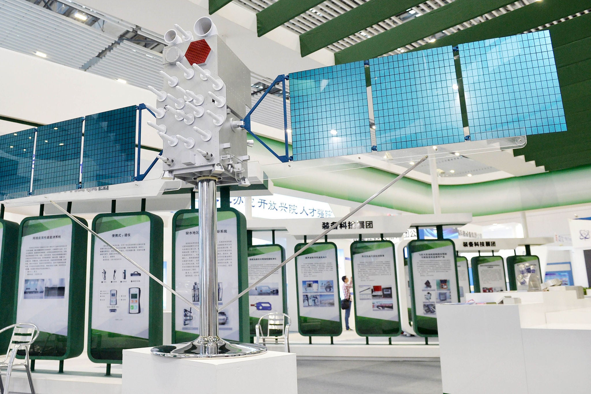 Ein Modell des Beidou-Navigationssatelliten auf der 3. China Science and Technology City International High-Tech Expo in Mianyang 2015