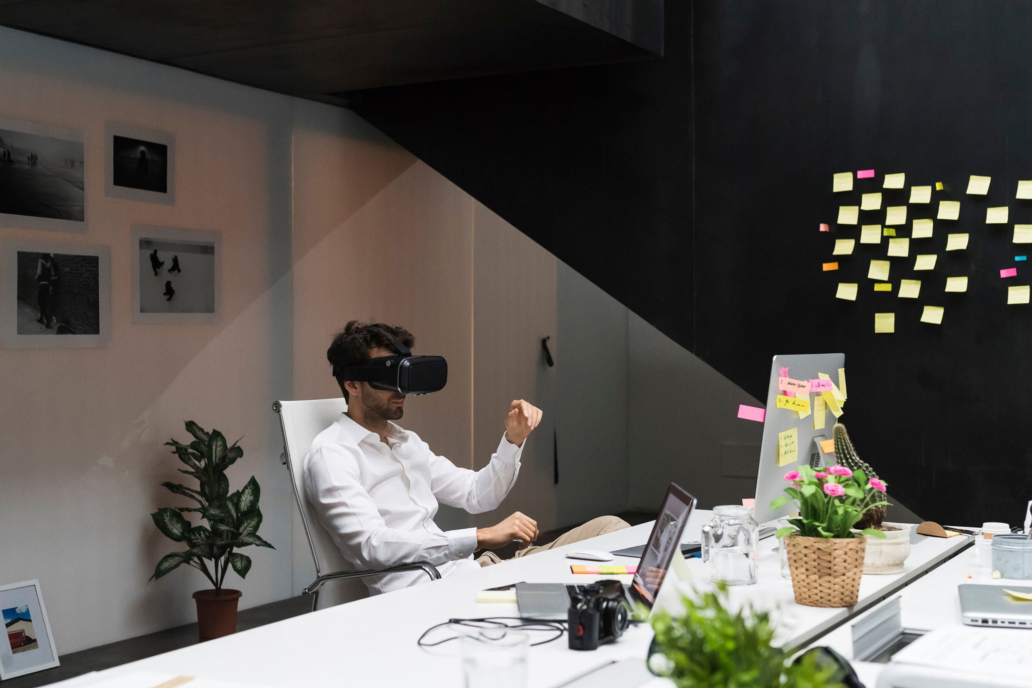 Businessman using VR viewer in office.