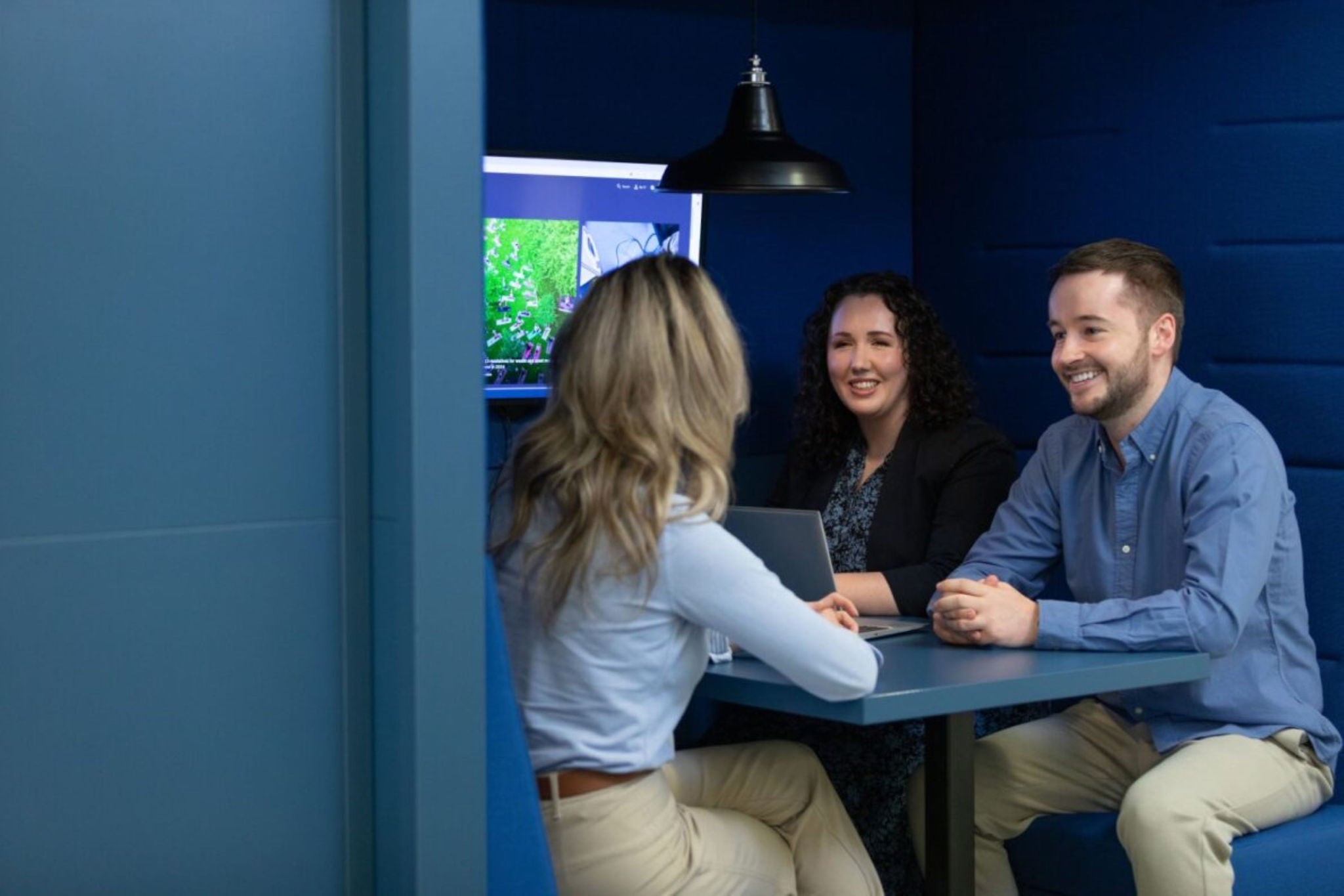  EY people sitting in a booth and chatting