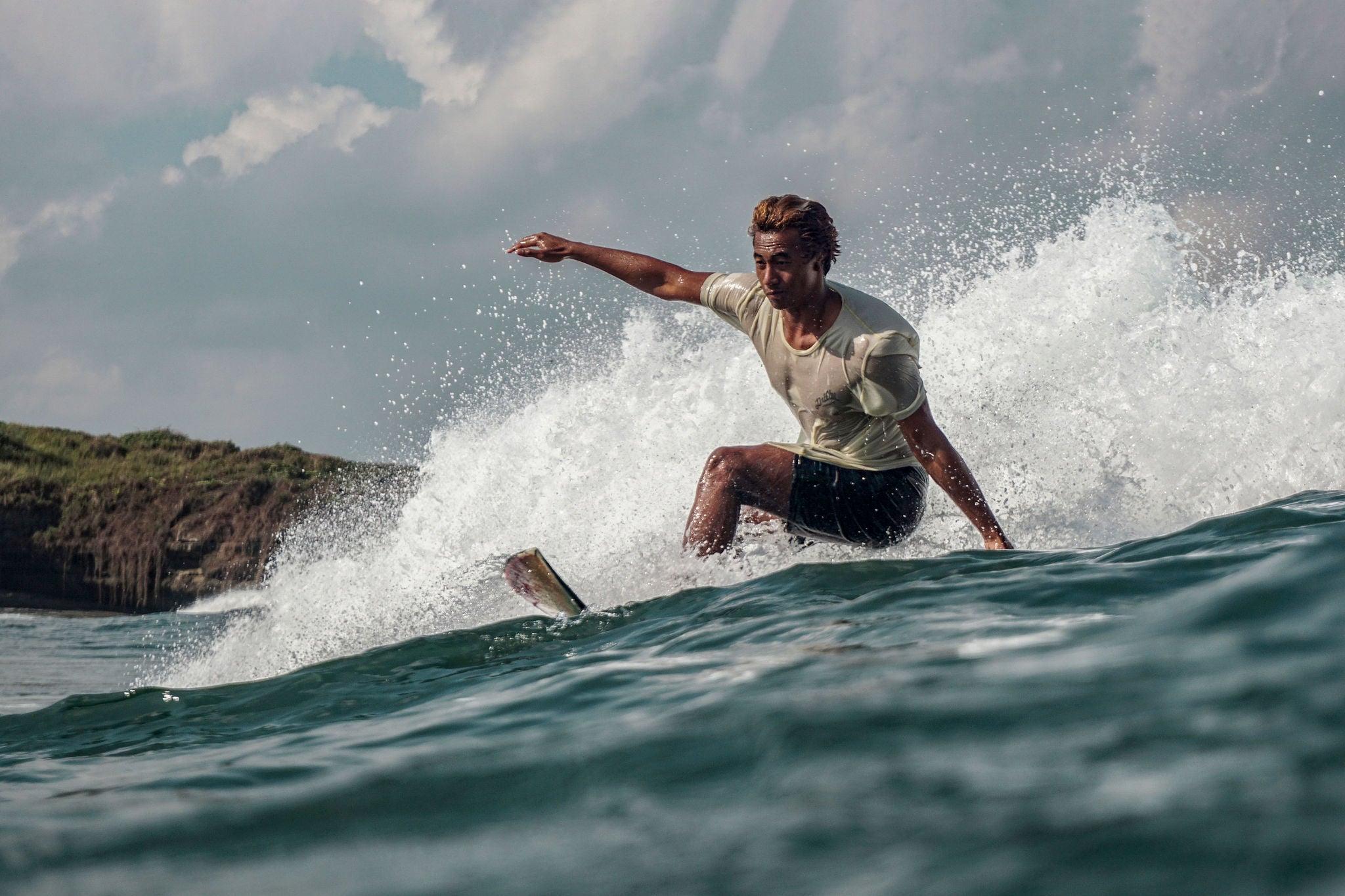 MAN SURFING ON SEA AGAINST SKY