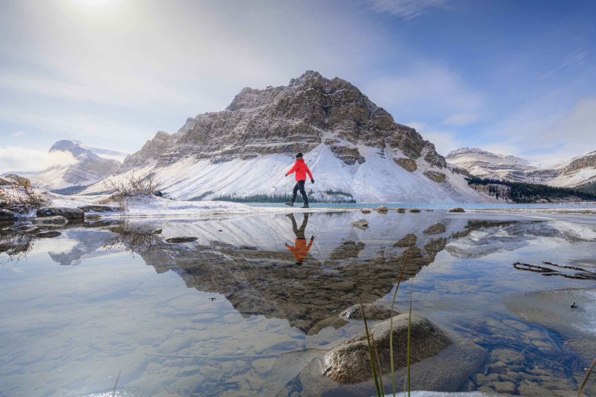 Personne qui marche dans les montages en neige