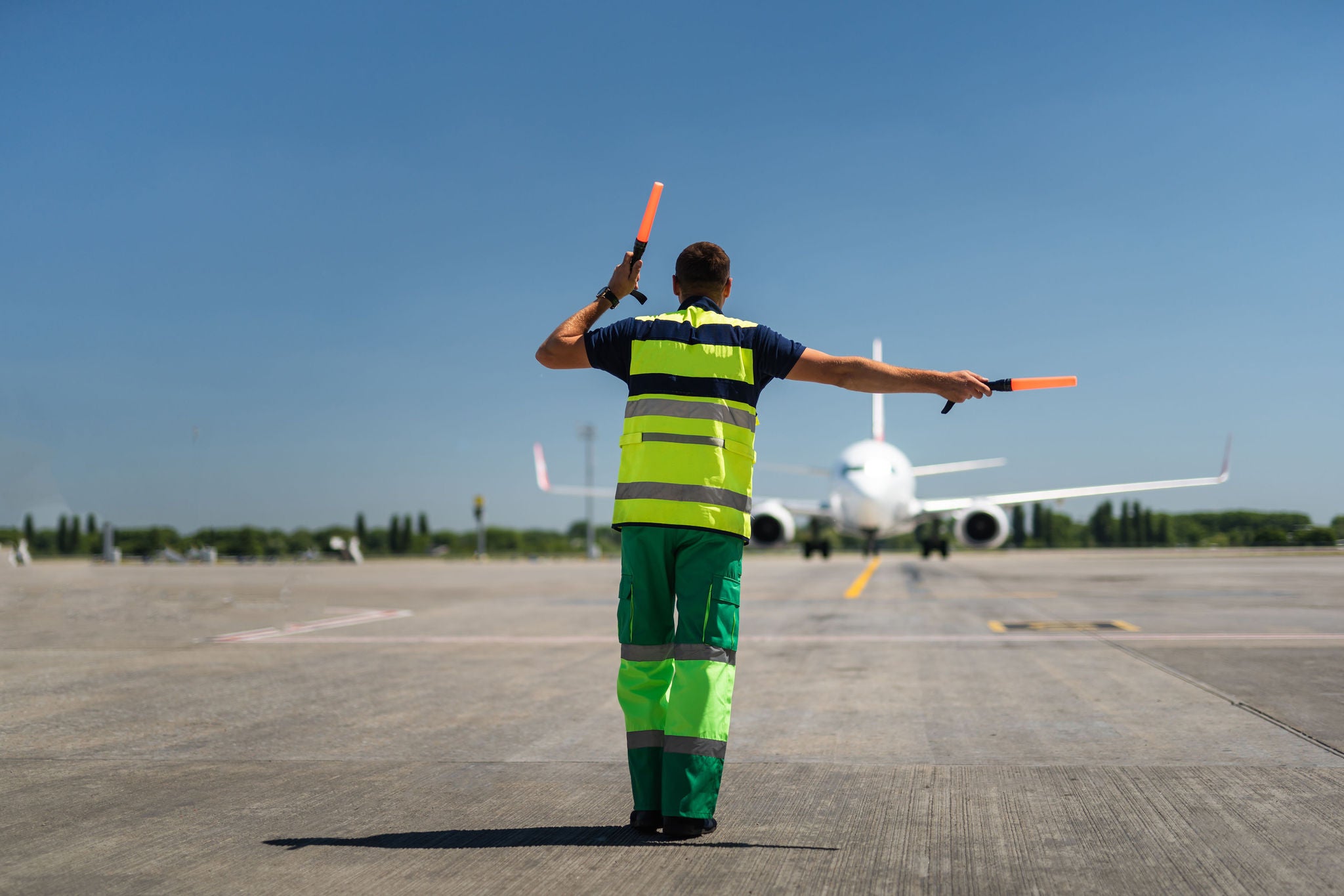 Employe aeroport guidant avion brouillard