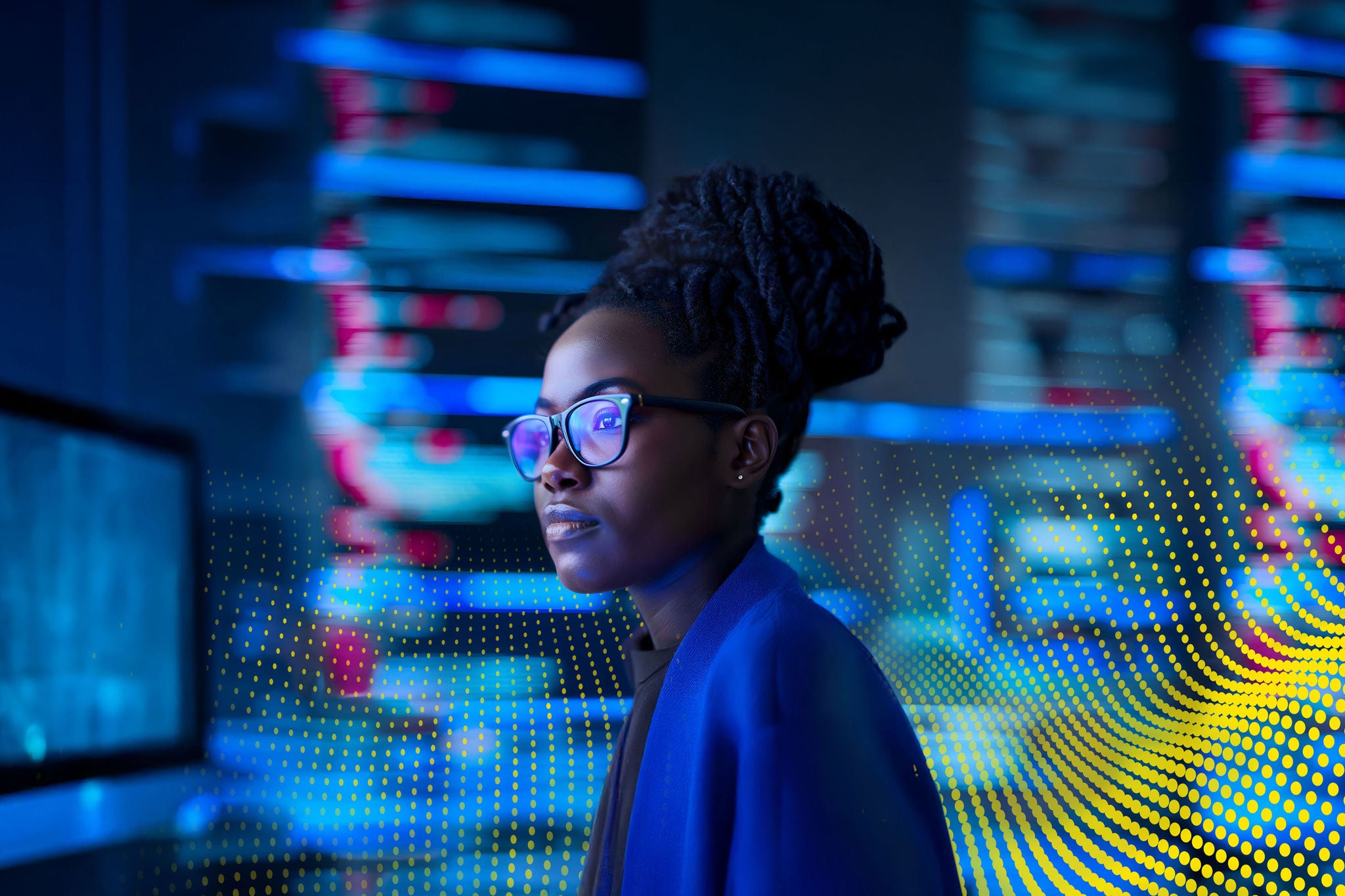 Person mit Brille arbeitet vor Servern in einer Hightech-Umgebung mit Datenvisua