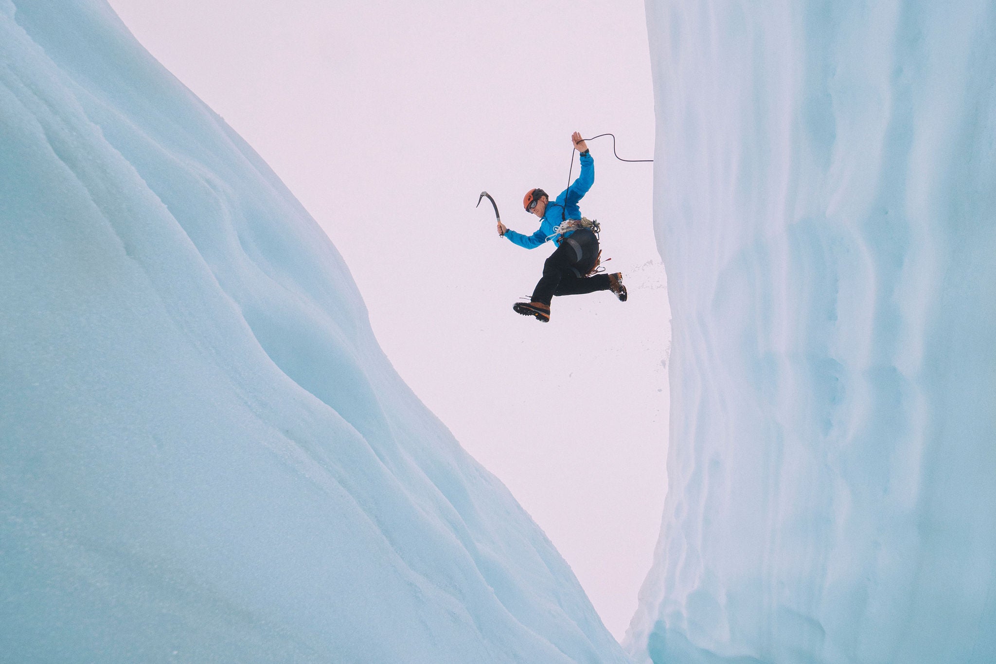 Mountainer jumps over large crevasse