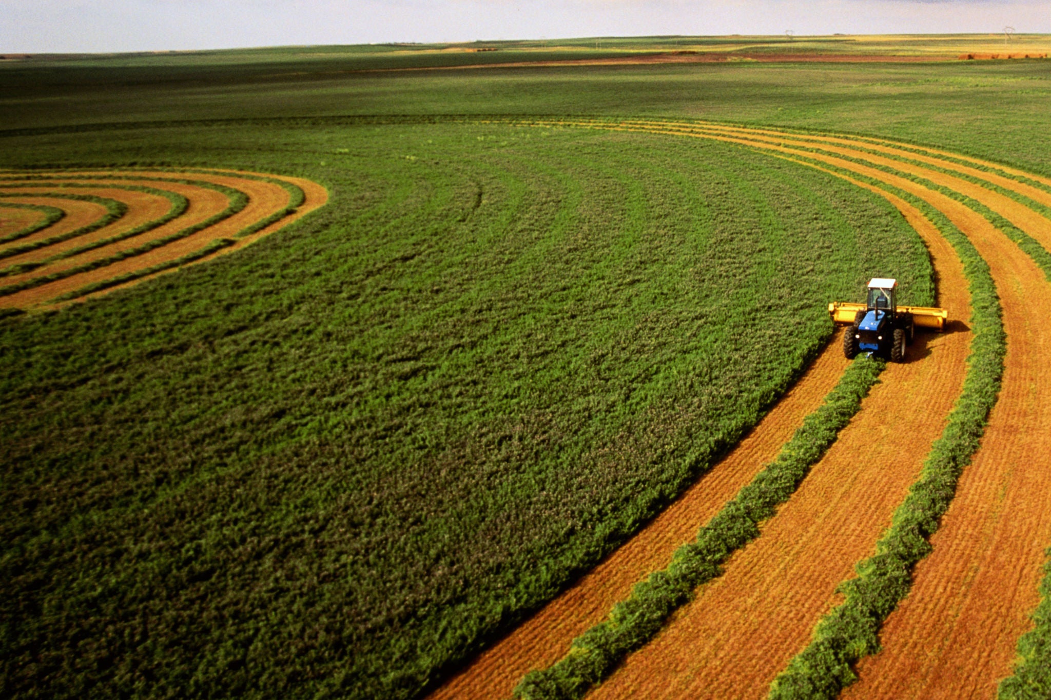 máquina agrícola arando a terra.