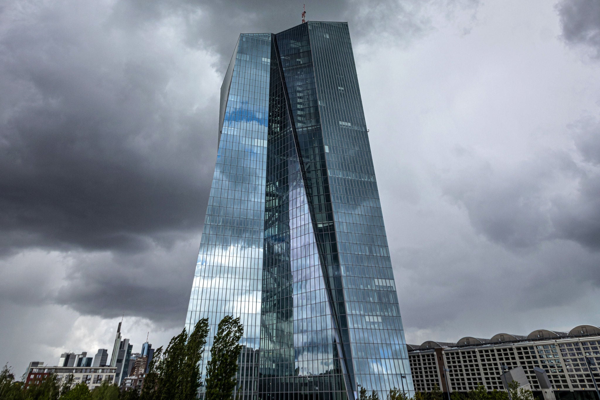 Dunkle Wolken ueber der Europaeischen Zentralbank in Frankfurt am Main