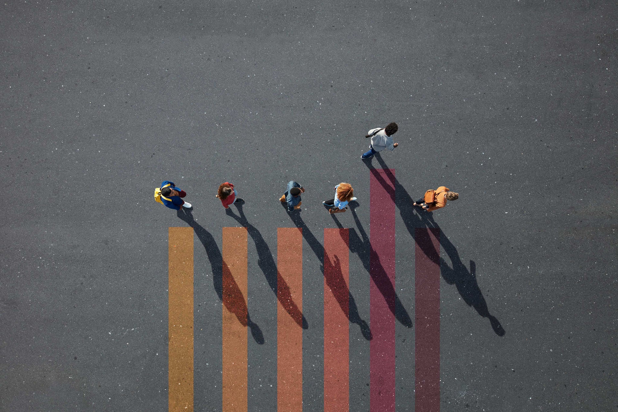 Mensen lopen op gekleurde lijnen geschilderd op asfalt