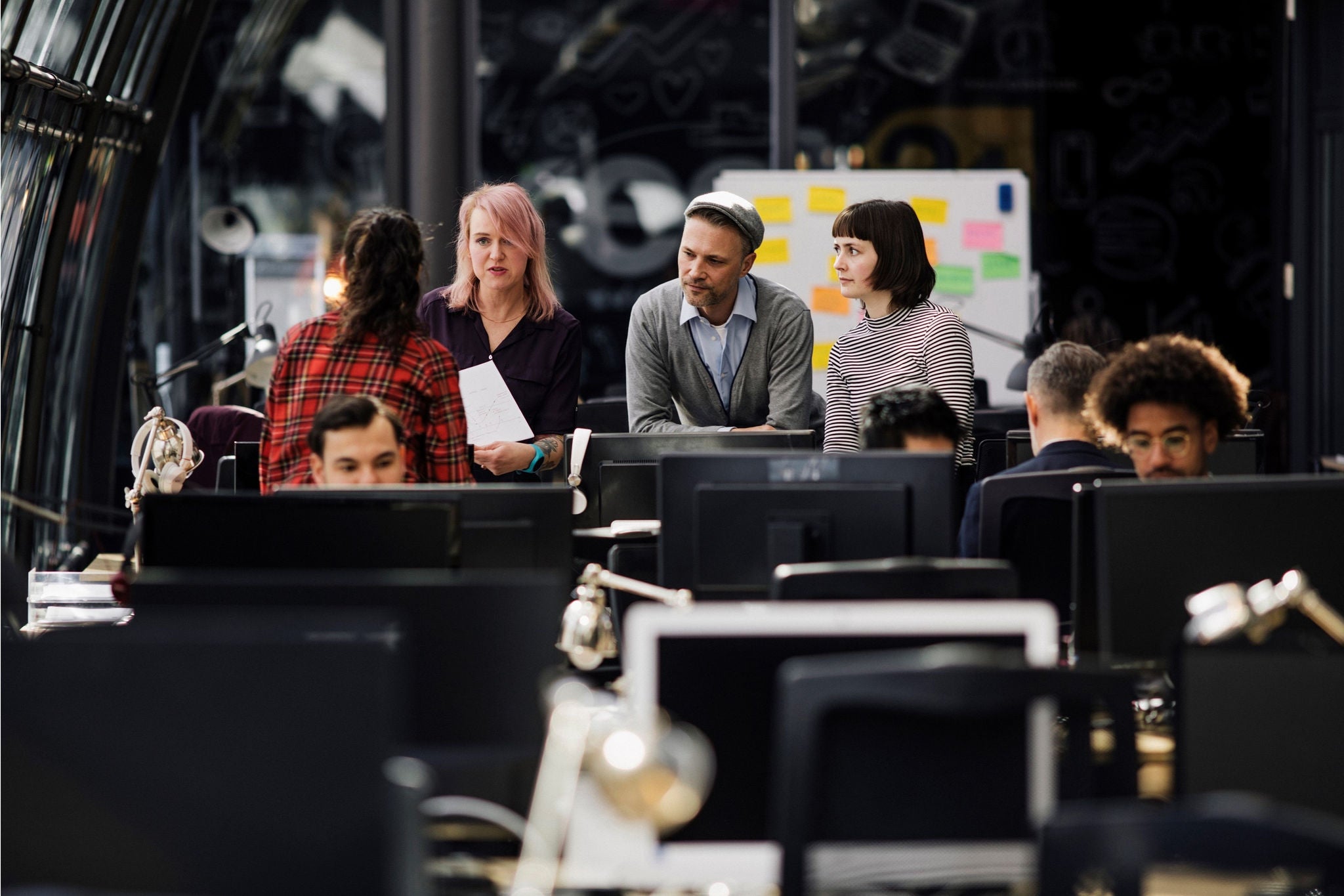 Personnes discutant autour d’un bureau