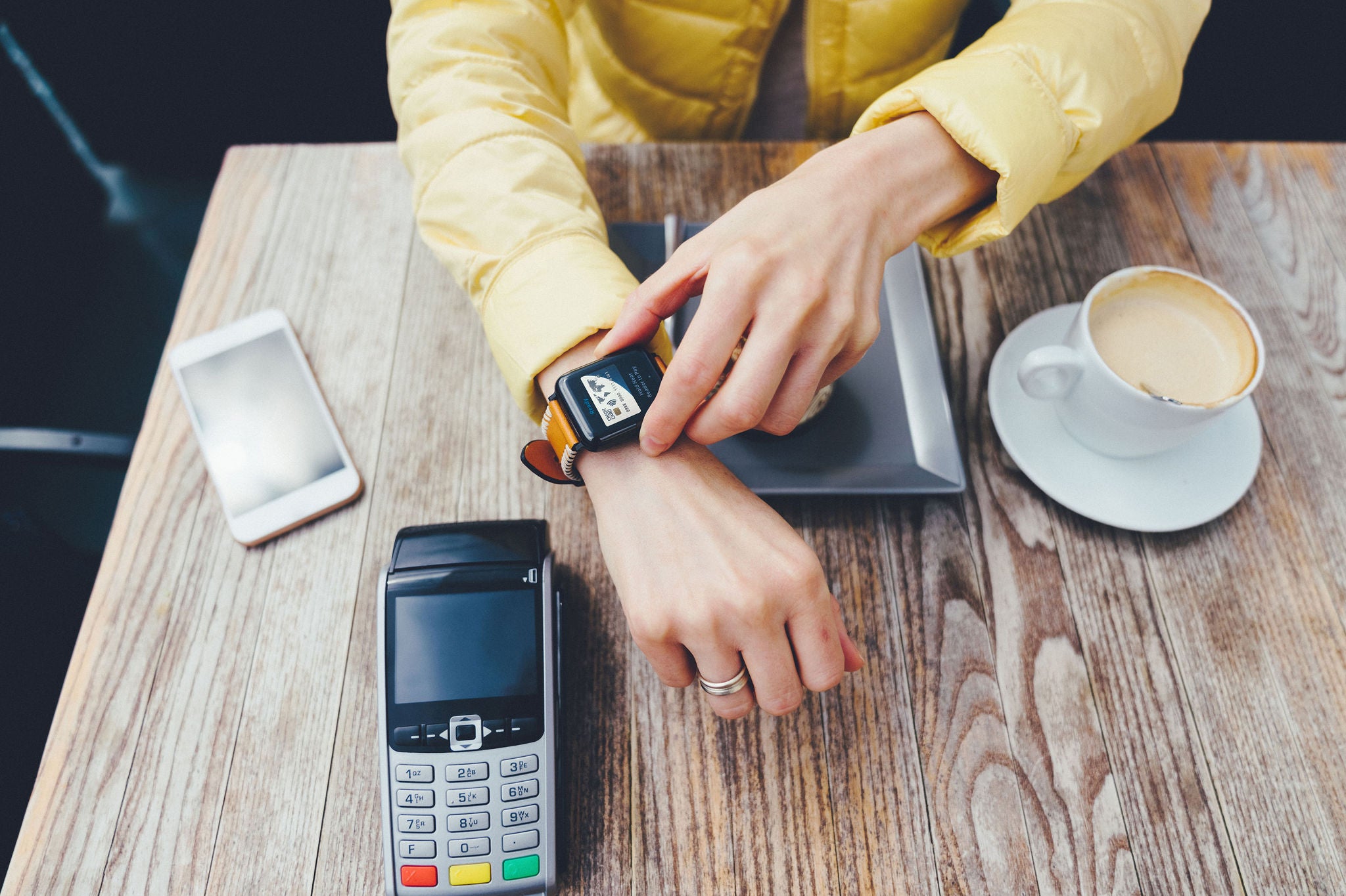 Mujer realiza pago con reloj digital