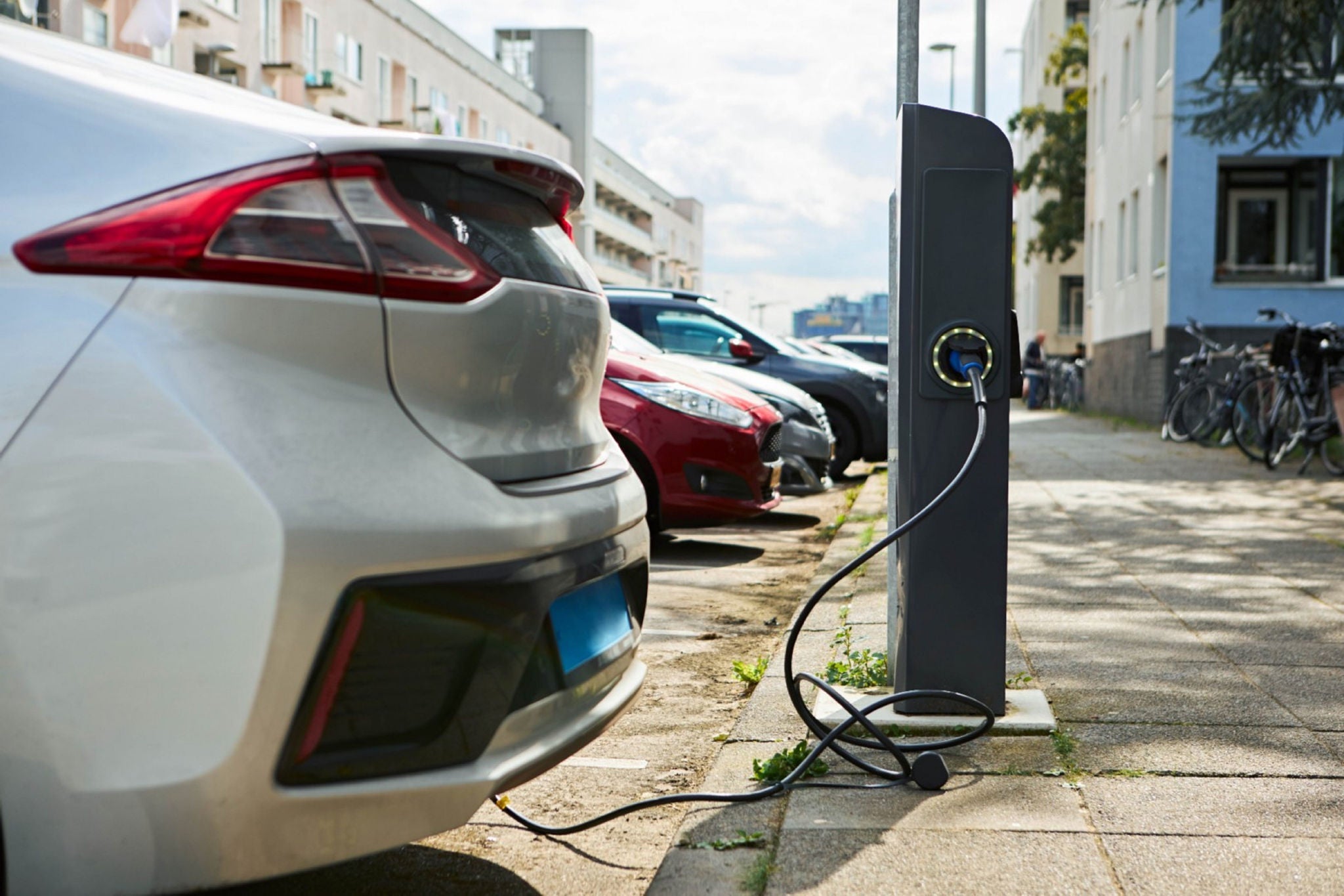 Voiture branchée à une borne électrique