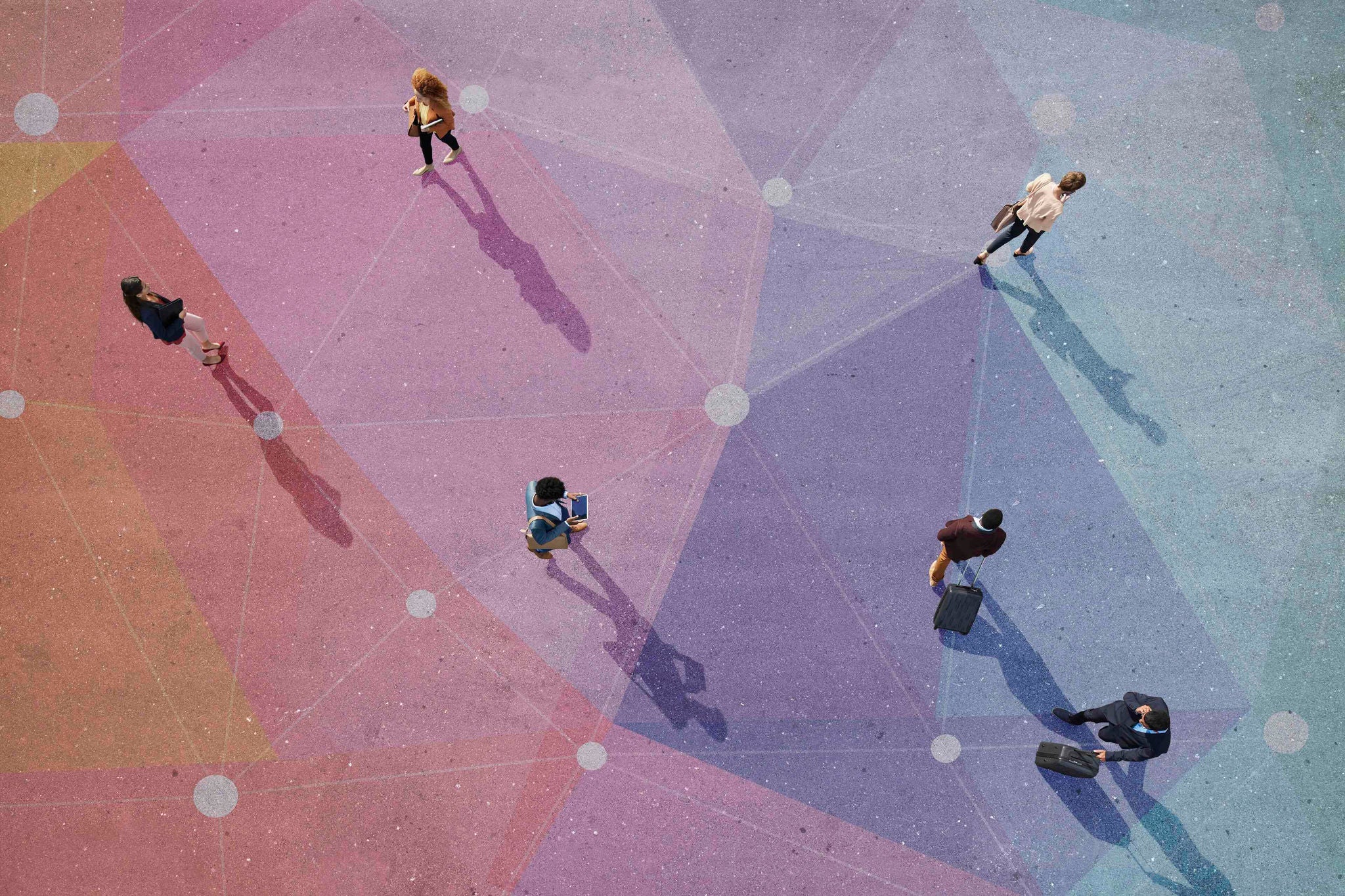 Groupe de jeunes adultes, photographiés de haut, sur différentes surfaces goudronnées peintes, au lever du soleil.