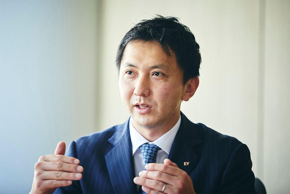 EY新日本 サステナビリティ開示推進室長 馬野隆一郎　EYのメンバーファームであるEY新日本有限責任監査法人のパートナー。公認会計士として2007年から2009年までロンドン駐在経験を持ち、現在はグローバルに事業を展開する製造業（素材、自動車部品、消費財）、テクノロジー、小売業の監査業務を担当。日本公認会計士協会企業情報開示委員会／保証実務専門委員会委員。EY新日本サステナビリティ開示推進室長として、企業の長期的価値（Long-term value：LTV）創造を支援するため、LTVに関する施策の推進を担当。