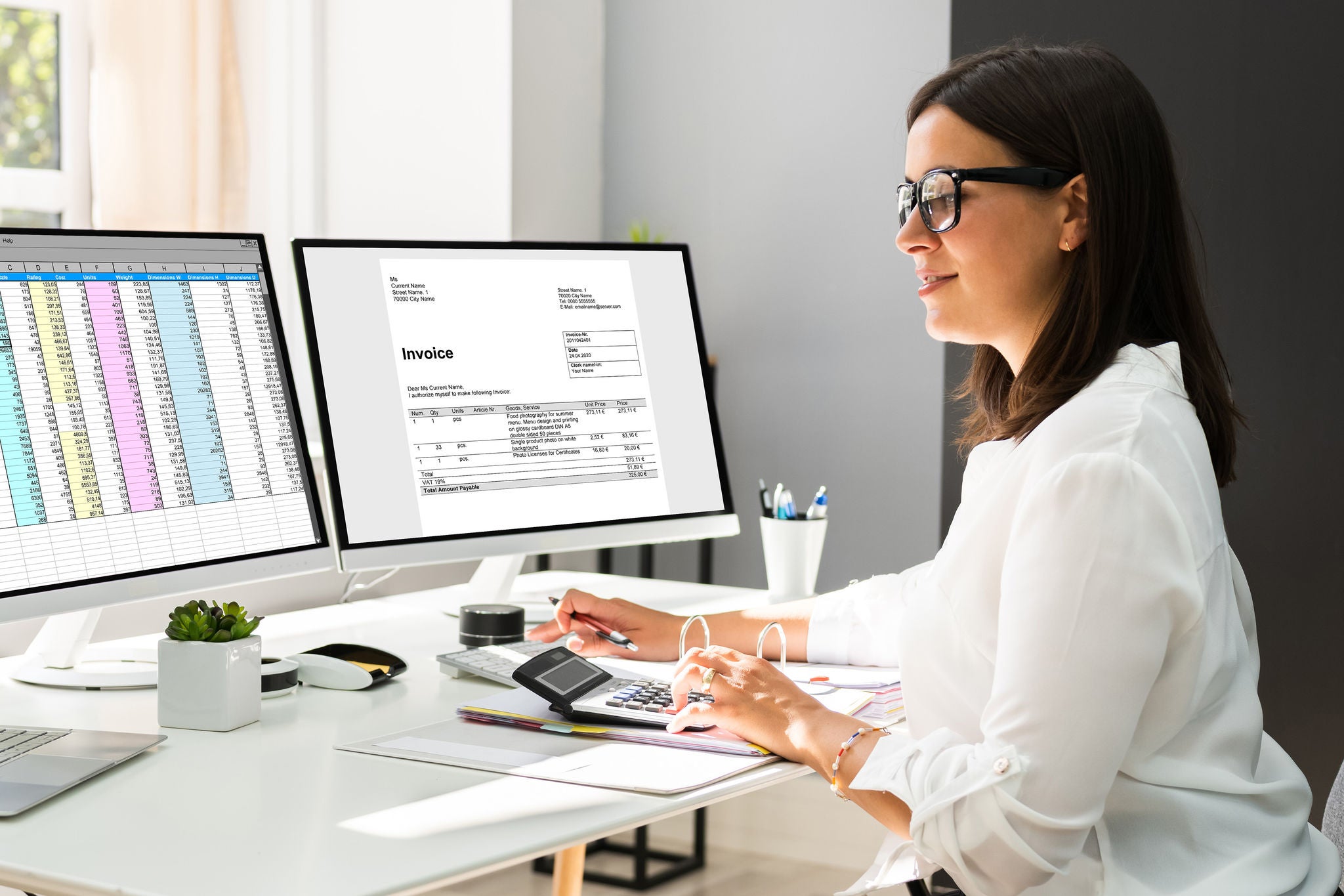 Femme professionnelle travaillant dans un environnement de bureau.