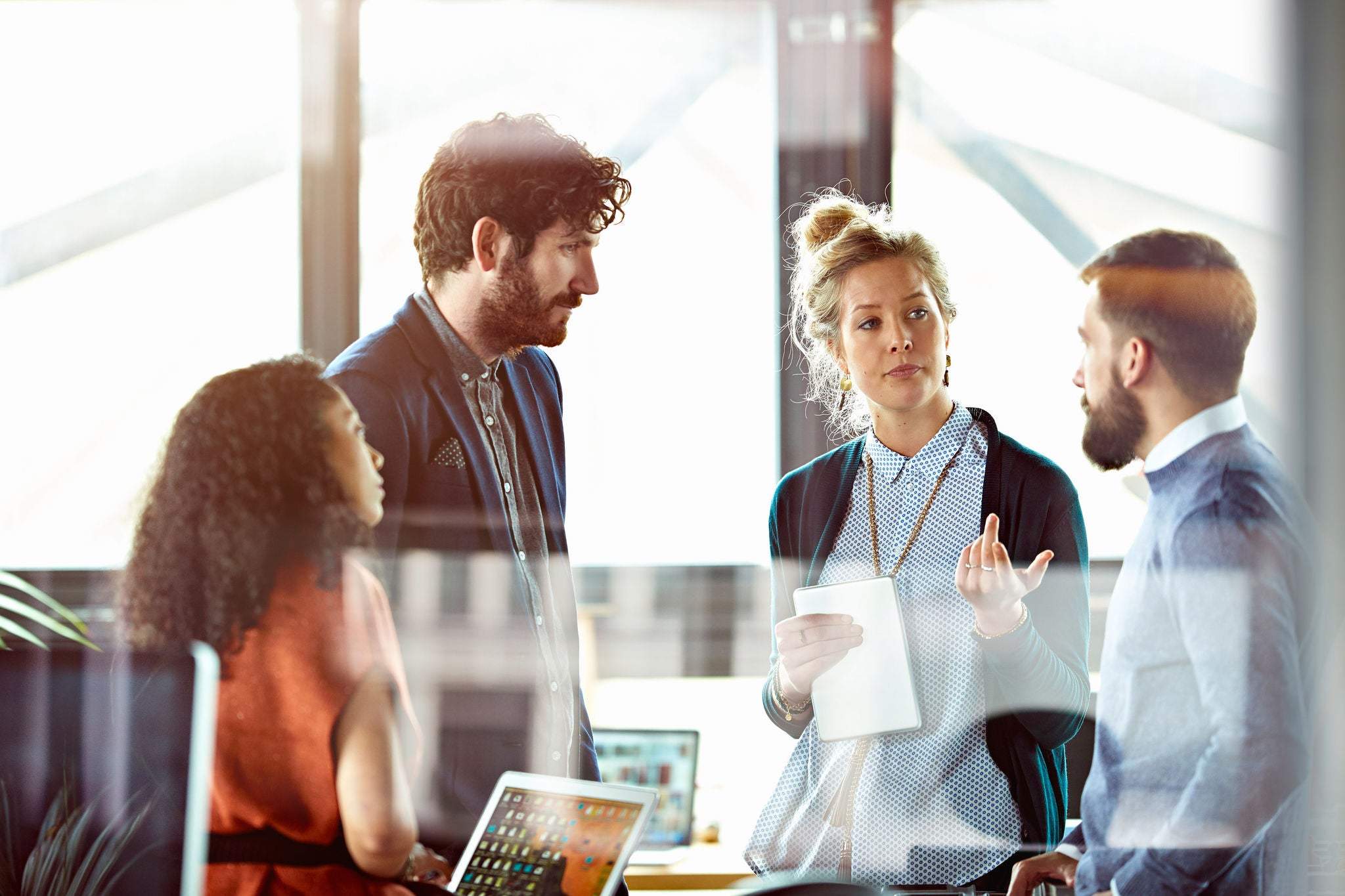 Grupo de trabajo reunido en la oficina