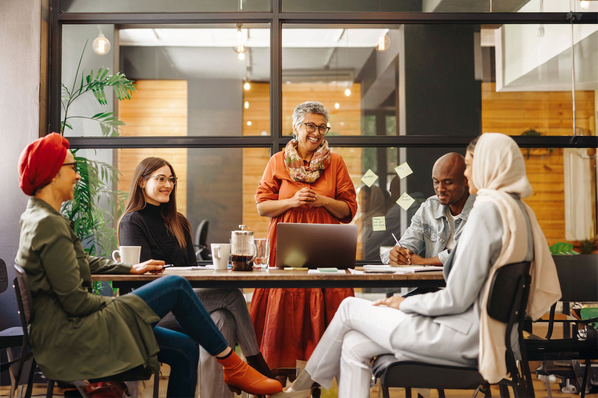 EY people sitting around a table and having a discussion