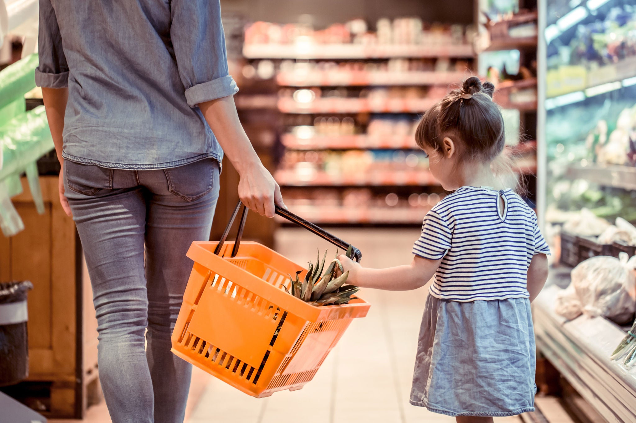 ey-mom-and-daughter-are-shopping-at-the-supermarket