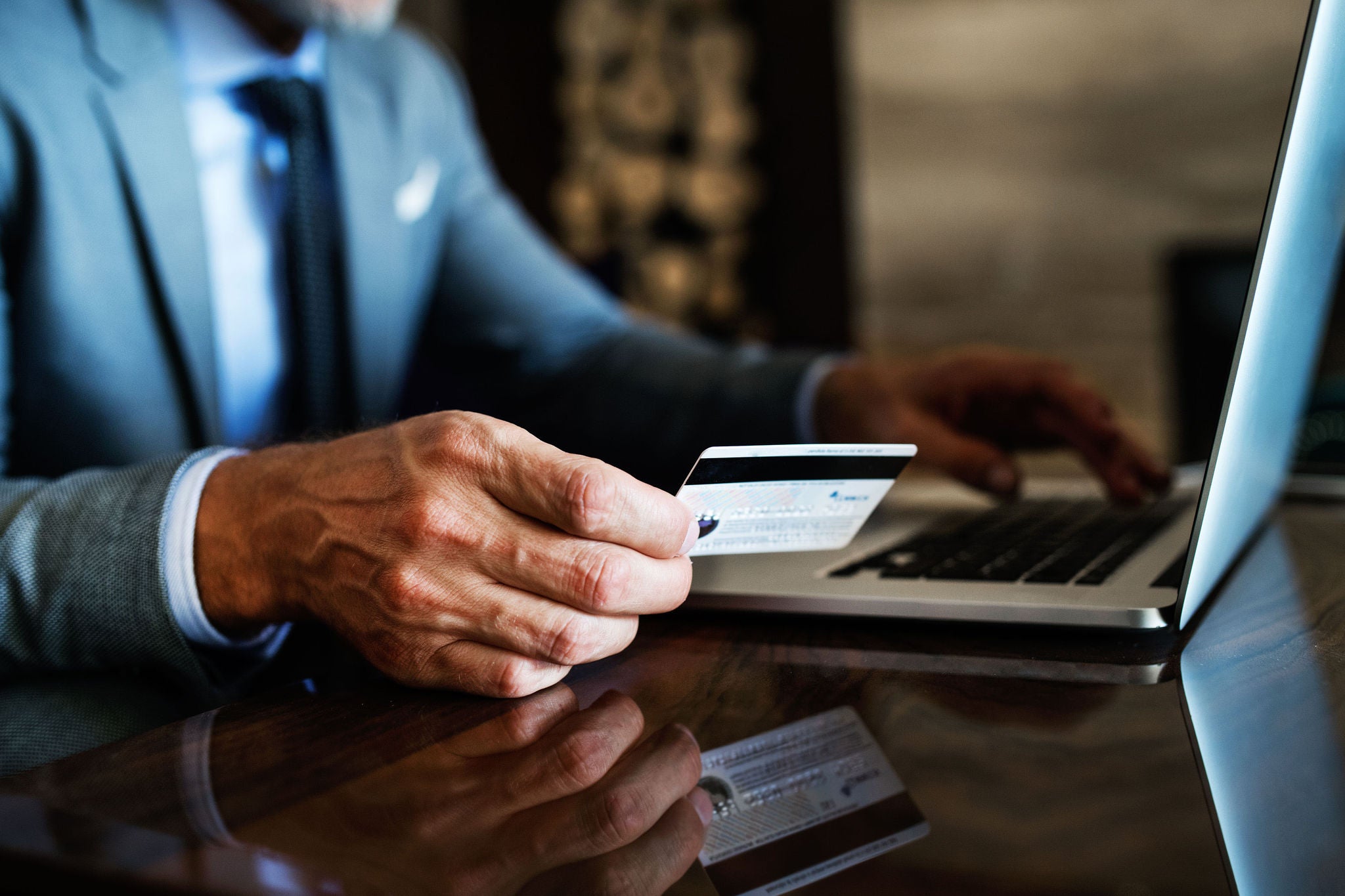 Geschäftsmann mit Laptop in einer Hotellounge