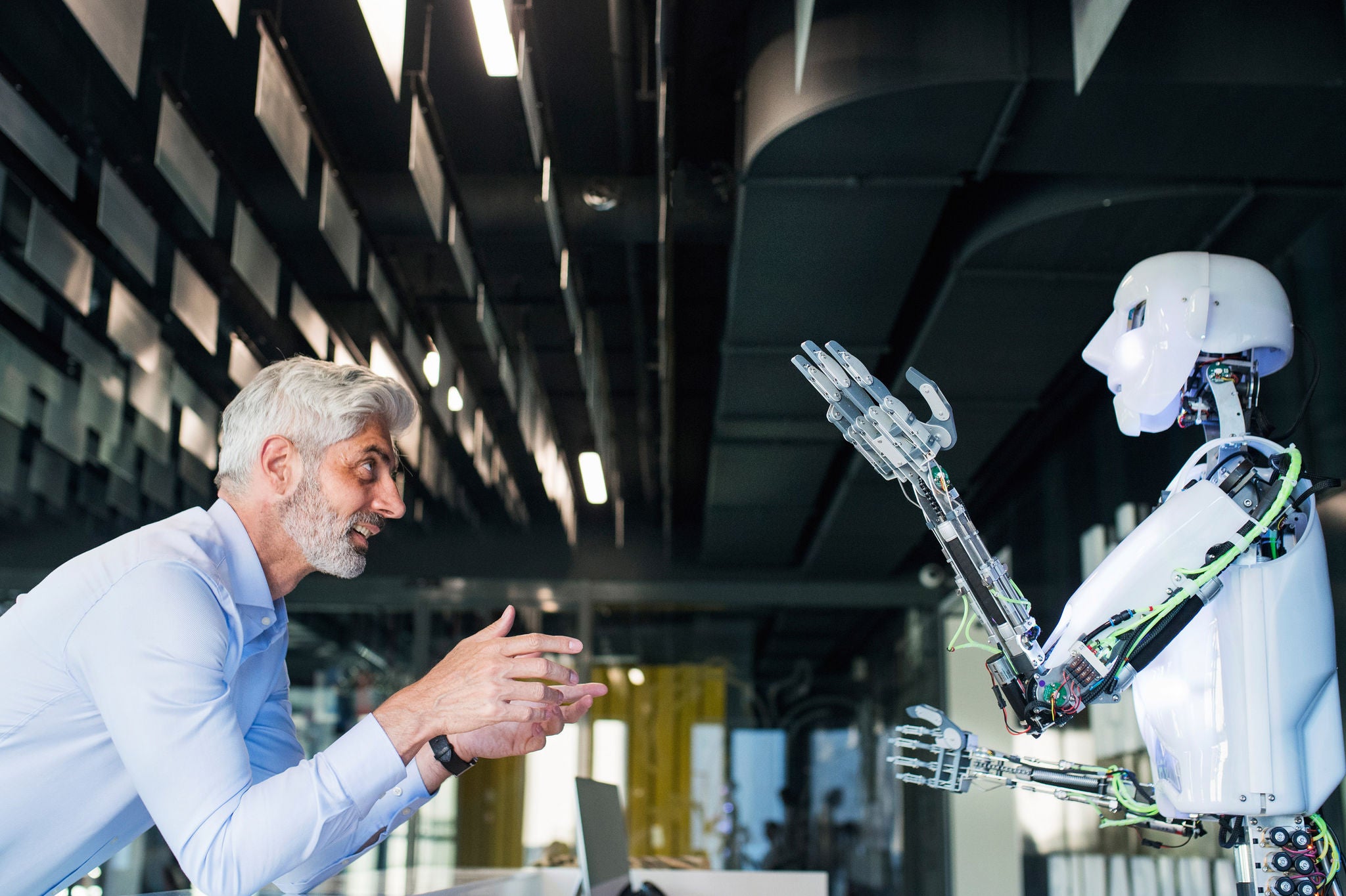 Un robot y una mujer mirándose a los ojos