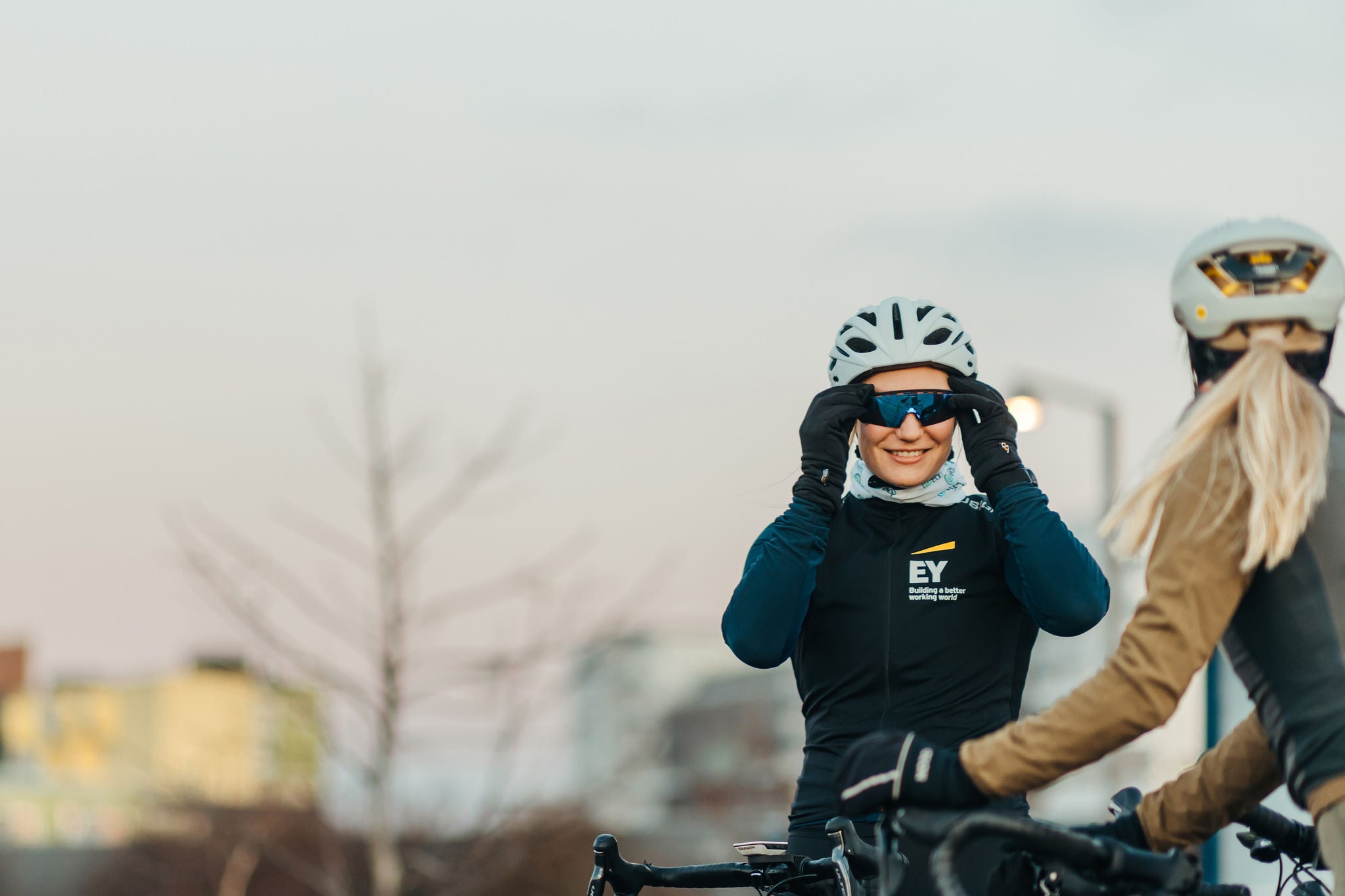 To kvindelige cyklister er klar til cykeltur