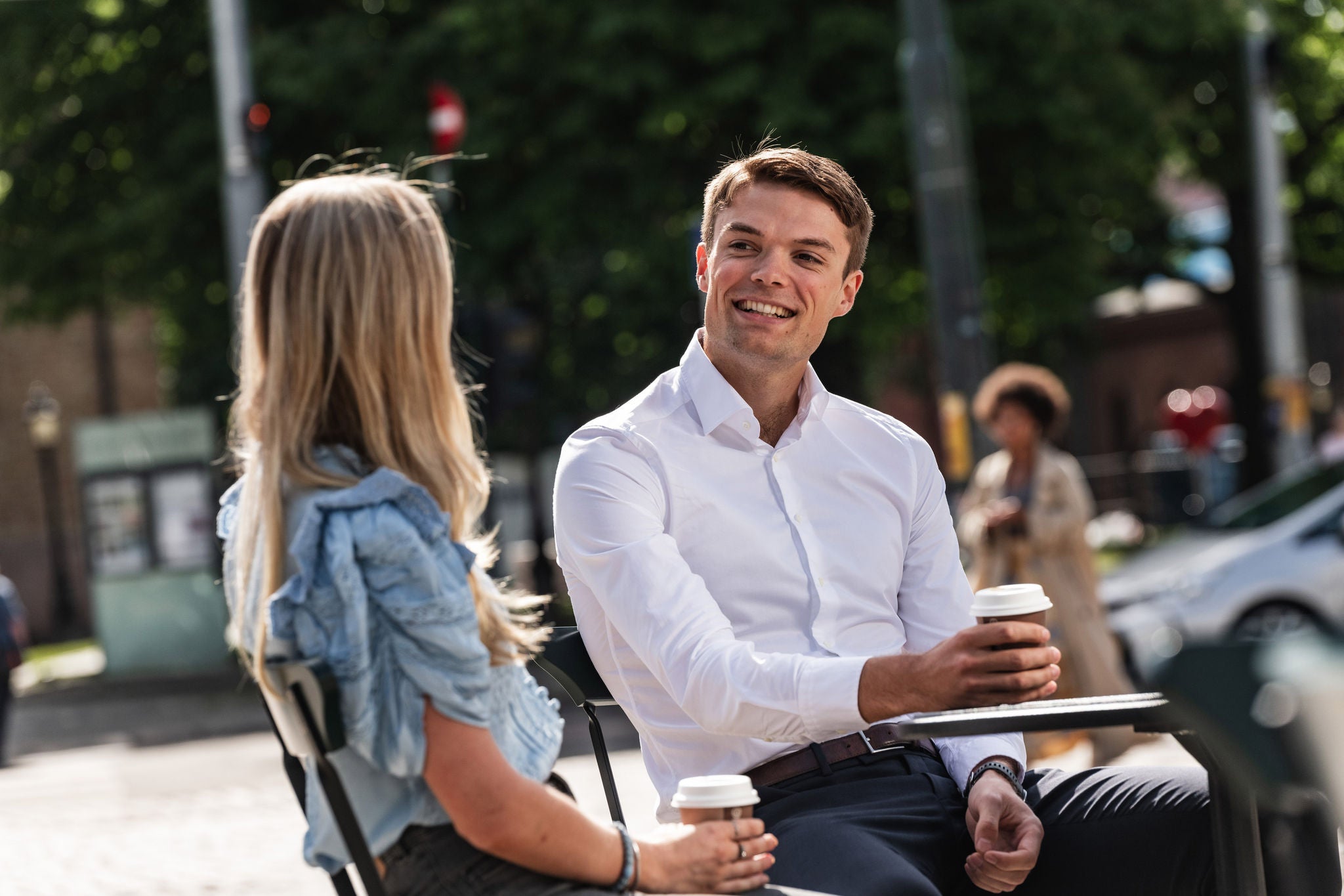 Bild på Två kollegor tar en kaffepaus utomhus