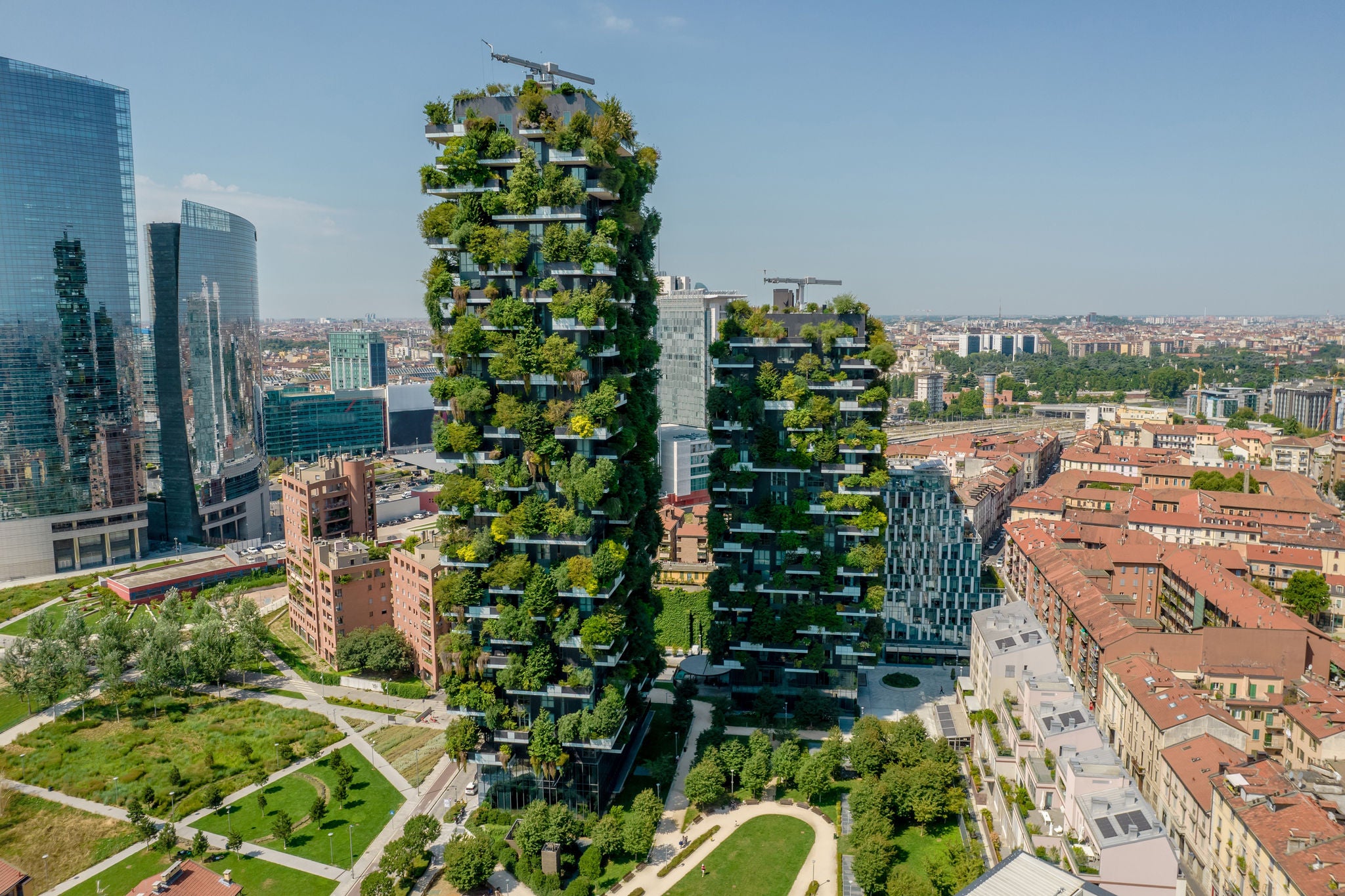 高處眺望義大利米蘭的Bosco Verticale森林大樓。