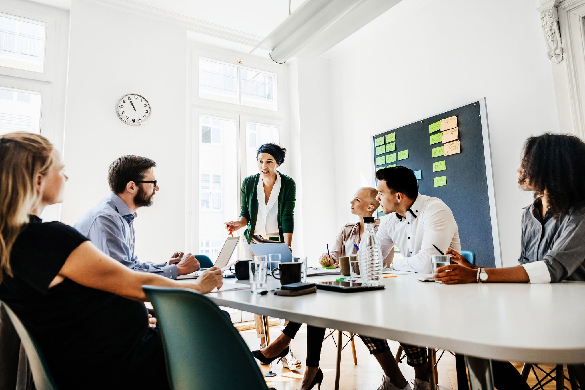 Grupo de seis personas reunidas en una oficina