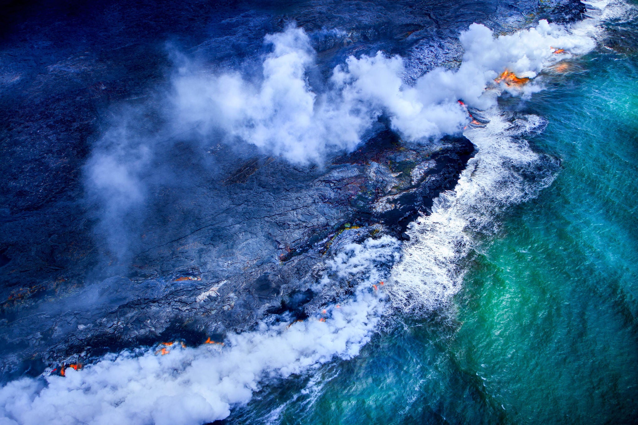 Heisser Wasserdampf sorgt dafuer, dass Lava teilweise noch kilometerweit fliesst und nicht direkt erstarrt. Vielmehr wird die Temperatur nur langsam abgeschwaecht. Eine fast glasige Schutzschicht bindet die Temperatur noch lange ein.