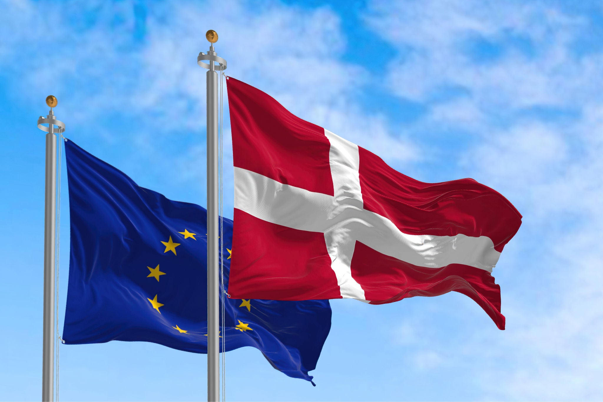 EU-flag og Danmarks flag ved siden af hinanden