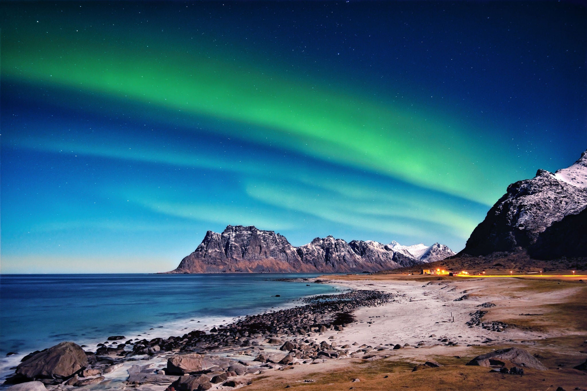 Nothern lights above the beach in Utakleiv