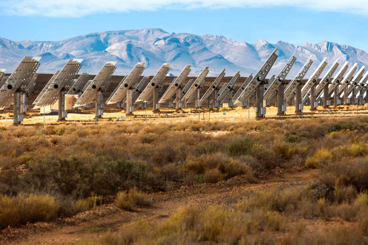 Riesige Solaranlage auf verlassenem Land