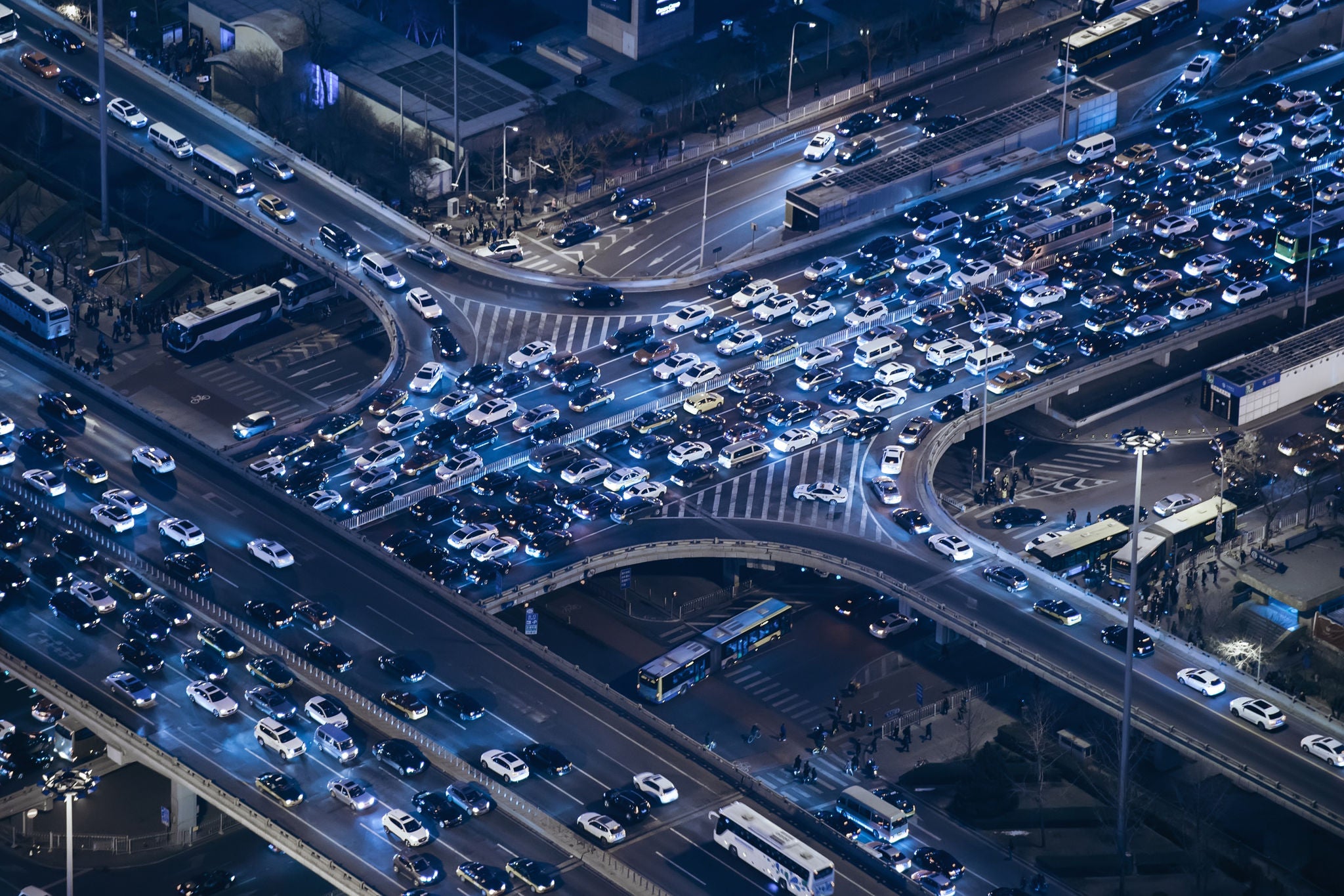 半空俯瞰交通擁塞的北京道路。