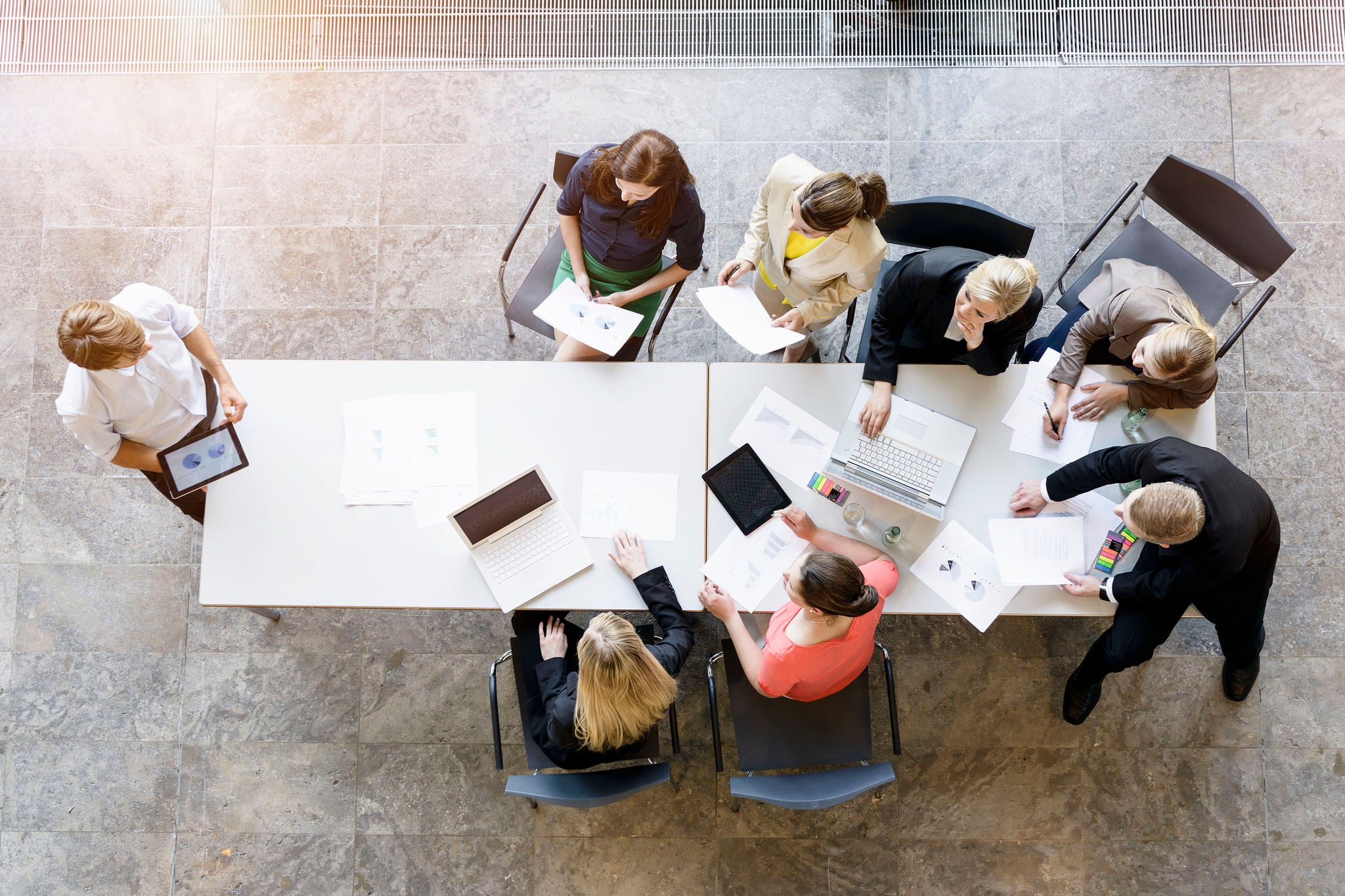 Personas reunidas en una mesa de trabajo